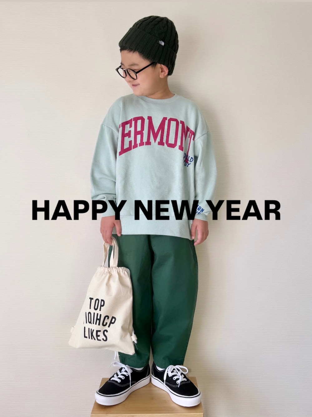 「あけましておめでとうございます！、キッズファッション、冬コーデ、グリーン、ワントーンコーデ、トートバッグ、男の子、小学生、カジュアル、めがね、淡色コーデ、休日スタイル、キッズコーデ、ニット帽、VANS」｜「BREEZEの裏起毛あったかカレッジトレーナー（スウェット、グリーン系）」を使った、yo_yoさん（キッズ・120cm）の冬コーディネートの1枚目の写真