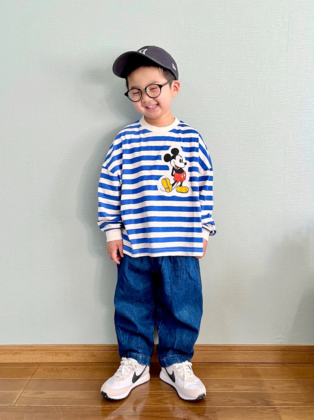 「キッズコーデ、男の子、シンプル、男の子コーデ、ロンT、ZOZOKIDSDAY、ボーダー、ミッキー、ブルー、白スニーカー、NIKE、キャップ、ニューエラ、休日スタイル、めがね」｜「BIG FIELDの【Disney】ミッキーマウス/ボーダーロンＴ（90～150cm）（Tシャツ/カットソー、ブルー系）」を使った、yo_yoさん（キッズ・100cm）の春コーディネートの1枚目の写真