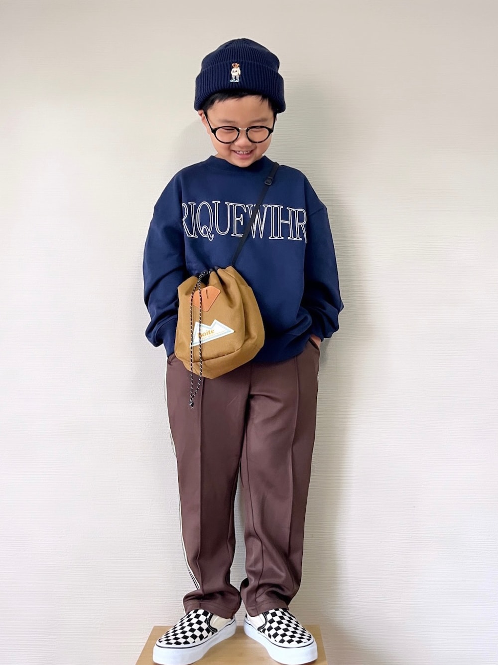 「秋冬コーデ、男の子、カジュアルコーデ、トラックパンツ、ショルダーバッグ、巾着バッグ、スウェット、ニット帽、スリッポン、モノモーン、ローリーズファーム(LOWRYS FARM)、めがね、きれいめカジュアル、スポーツミックス」｜「LOWRYS FARMのシンプルロゴウラケロングスリーブ　966724（スウェット、ブルー系）」を使った、yo_yoさん（キッズ・120cm）の秋コーディネートの1枚目の写真