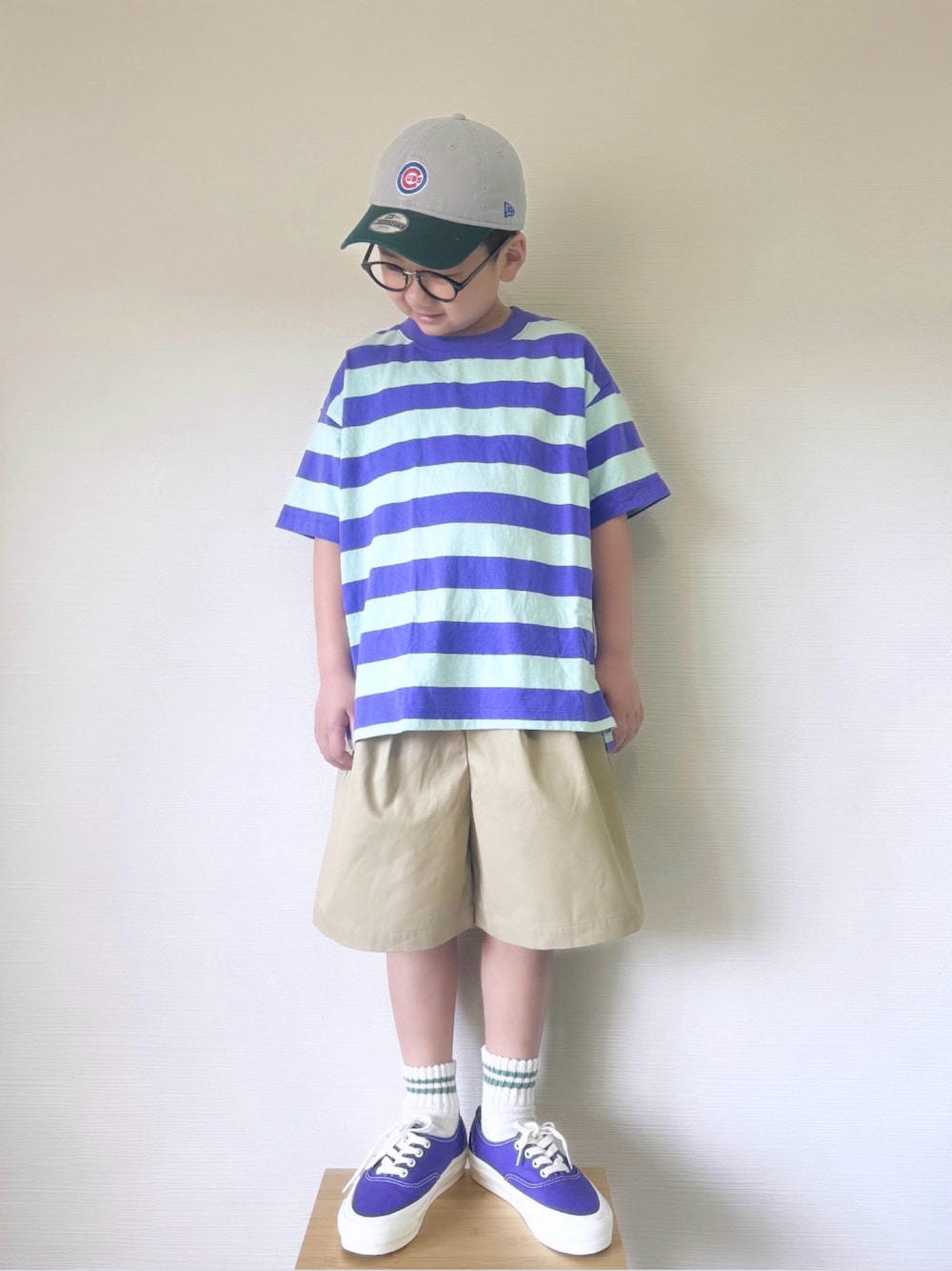 「ハーフパンツ、キッズファッション、スニーカー、春夏コーデ、カジュアル、Tシャツ、ボーダー、めがね、VANS、プチプラ、カジュアルコーデ、ローリーズファーム(LOWRYS FARM)、男の子、小学生、キャップ」｜「LOWRYS FARMのフトボーダーＢＩＧＴ　 319681（Tシャツ/カットソー、パープル系）」を使った、yo_yoさん（キッズ・127cm）の春コーディネートの1枚目の写真