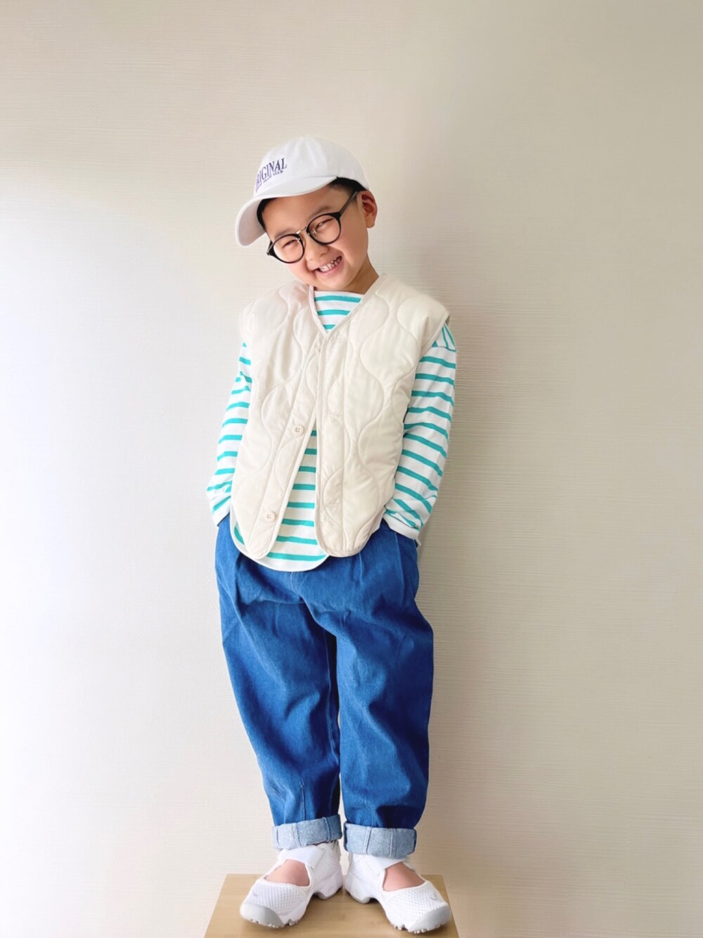 「春服デビュー宣言、男の子コーデ、カジュアル、カジュアルコーデ、きれいめカジュアル、キルティングベスト、ベスト、チャオパニックティピー(CIAOPANIC TYPY)、淡色コーデ、エアリフト、白スニーカー、キャップ、テーパードパンツ、デニム、ボーダー」｜「CIAOPANIC TYPYの【KIDS】【2点セット】キルティングベスト×プリントスウェット（スウェット、ホワイト系）」を使った、yo_yoさん（キッズ・110cm）の春コーディネートの1枚目の写真