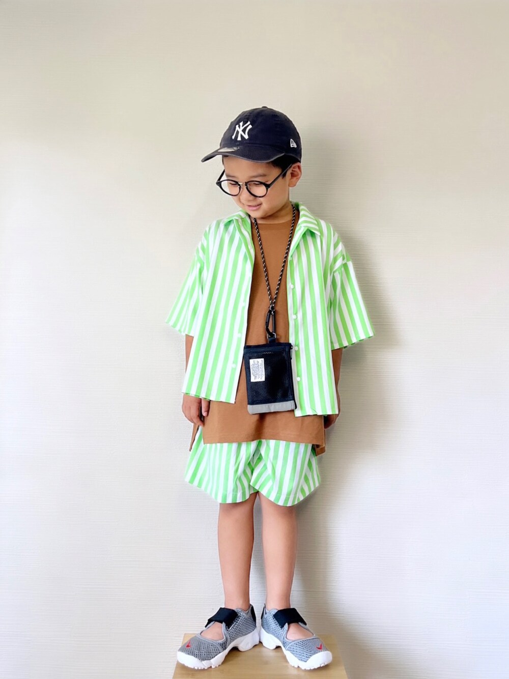 「ストリート、キッズファッション、夏コーデ、男の子、ハーフパンツ、お出かけコーデ、セットアップ、プチプラ、キャップ、エアリフト、ショルダーバッグ、ローリーズファーム(LOWRYS FARM)、めがね、カジュアル、シャツスタイル」｜「LOWRYS FARMのＵＳＡロングタンク２＊　 904860（タンクトップ、ブラウン系）」を使った、yo_yoさん（キッズ・110cm）の夏コーディネートの1枚目の写真