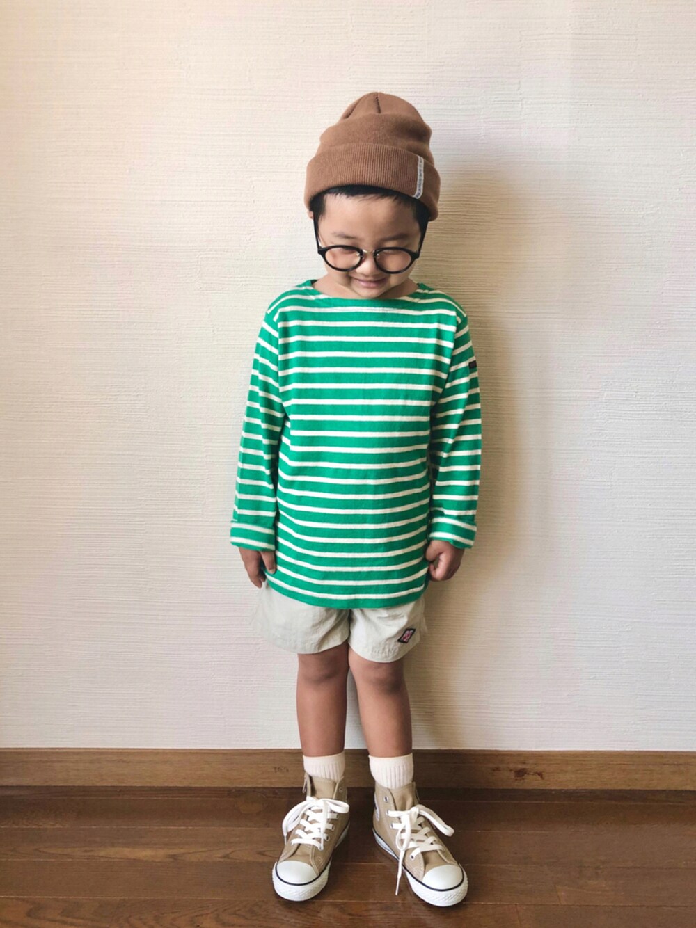 「ボーダー、ロンT、秋コーデ、ボーダートップス、ショートパンツ、ハーフパンツ、ハイカットスニーカー、コンバース、マーキーズ、ニット帽、グリーン、秋トレンド2021、秋服準備はじめました、白ソックス、めがね」｜「BREEZEの2WAYニットキャップ（ニットキャップ/ビーニー、ブラウン系）」を使った、yo_yoさん（キッズ・100cm）の秋コーディネートの1枚目の写真