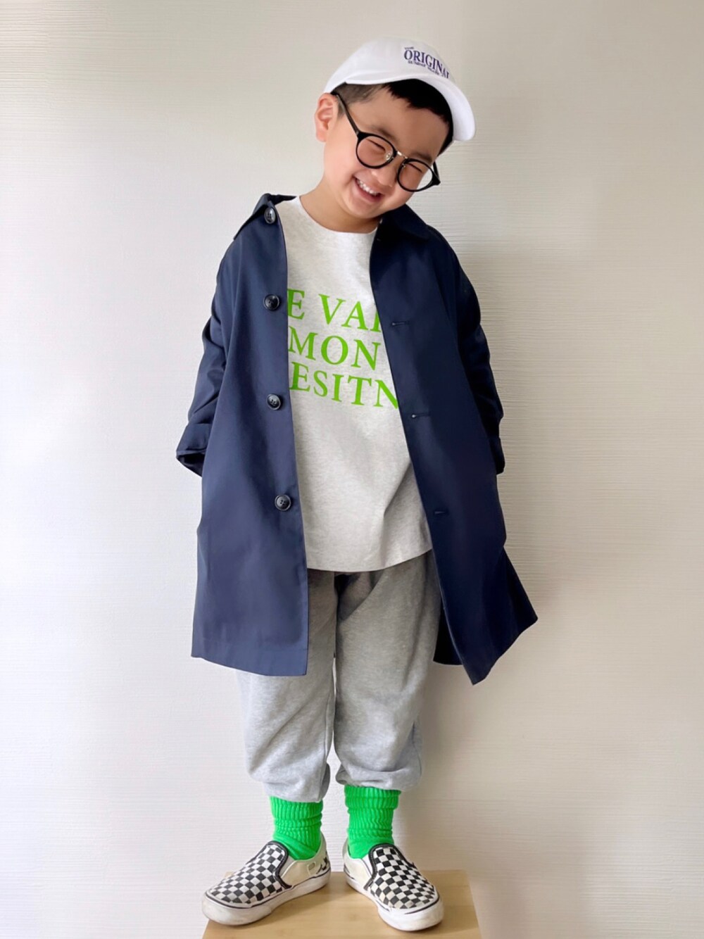 「パステル映える春、春アウター、スリッポン、カラーソックス、グリーン、ロゴT、ローリーズファーム(LOWRYS FARM)、lowrysfarmkids、ステンカラーコート、トレンチコート、きれいめカジュアル、スウェットパンツ、キャップ、VANS、いまどきジャケット写真」｜「LOWRYS FARMのＵＳＡプリントＴシャツ　191122（Tシャツ/カットソー、グレー系）」を使った、yo_yoさん（キッズ・110cm）の春コーディネートの1枚目の写真