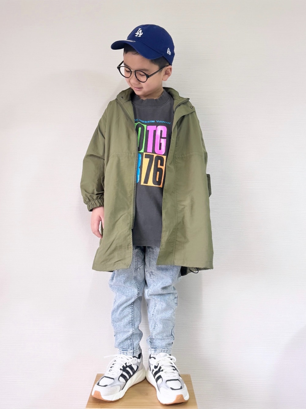 「キッズファッション、おでかけコーデ、モッズコート、カジュアル、春アウター、今日のコーデ、カーキ、adidas、キャップ」｜「LOWRYS FARMのアソートＢＩＧネオンＳＳＴ　323201（Tシャツ/カットソー、グレー系）」を使った、yo_yoさん（キッズ・127cm）の春コーディネートの1枚目の写真
