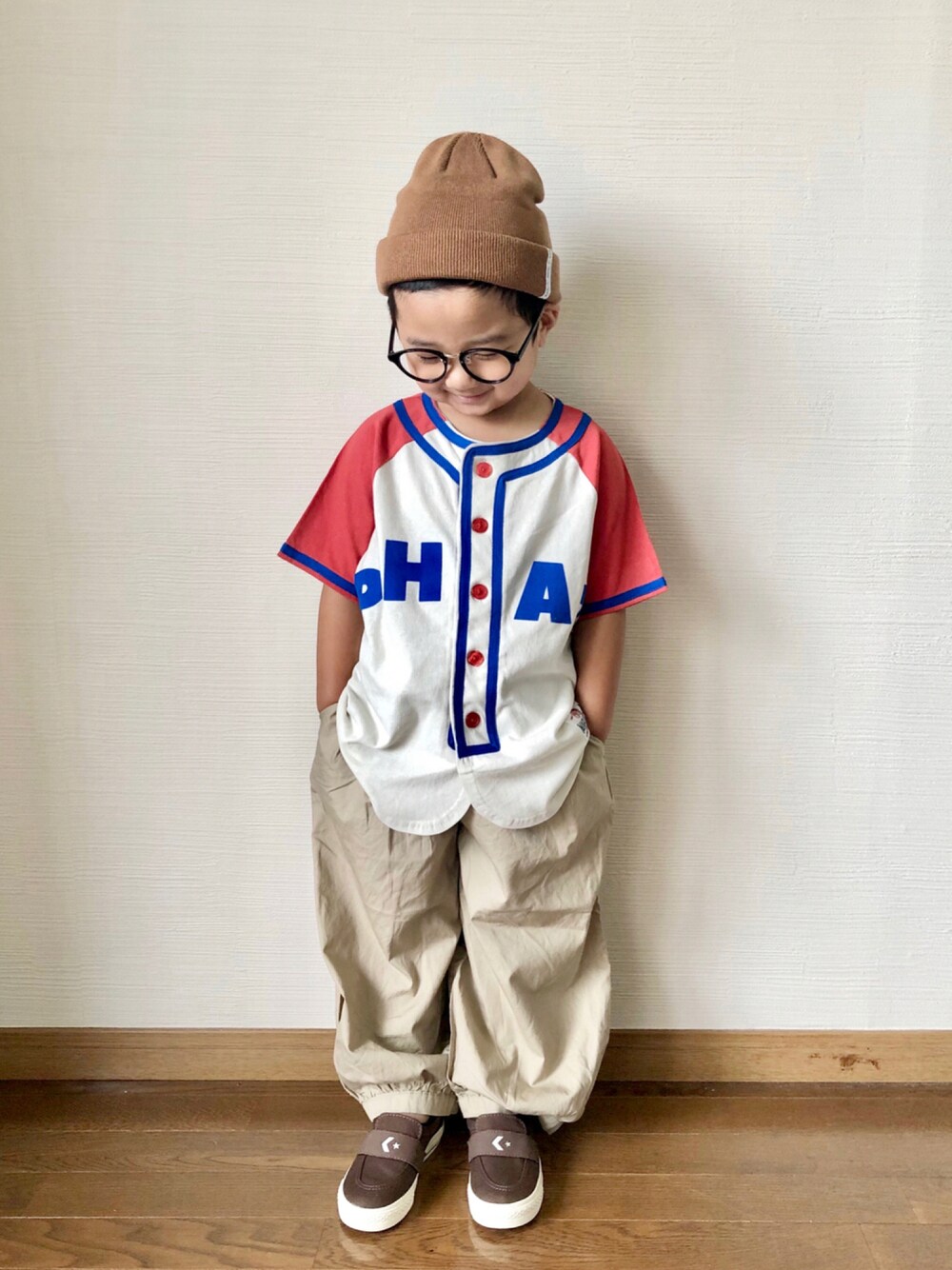 「カジュアルコーデ、ベースボールシャツ、バルーンパンツ、ワイドパンツ、マーキーズ、ニット帽、秋トレンド2021、スリッポン、コンバース、男の子、キッズファッション、ゆるコーデ、Tシャツ、ストリート、ストリートMIX」｜「BIG FIELDのベースボールシャツ（90～150cm）（Tシャツ/カットソー、ホワイト系）」を使った、yo_yoさん（キッズ・100cm）の夏コーディネートの1枚目の写真