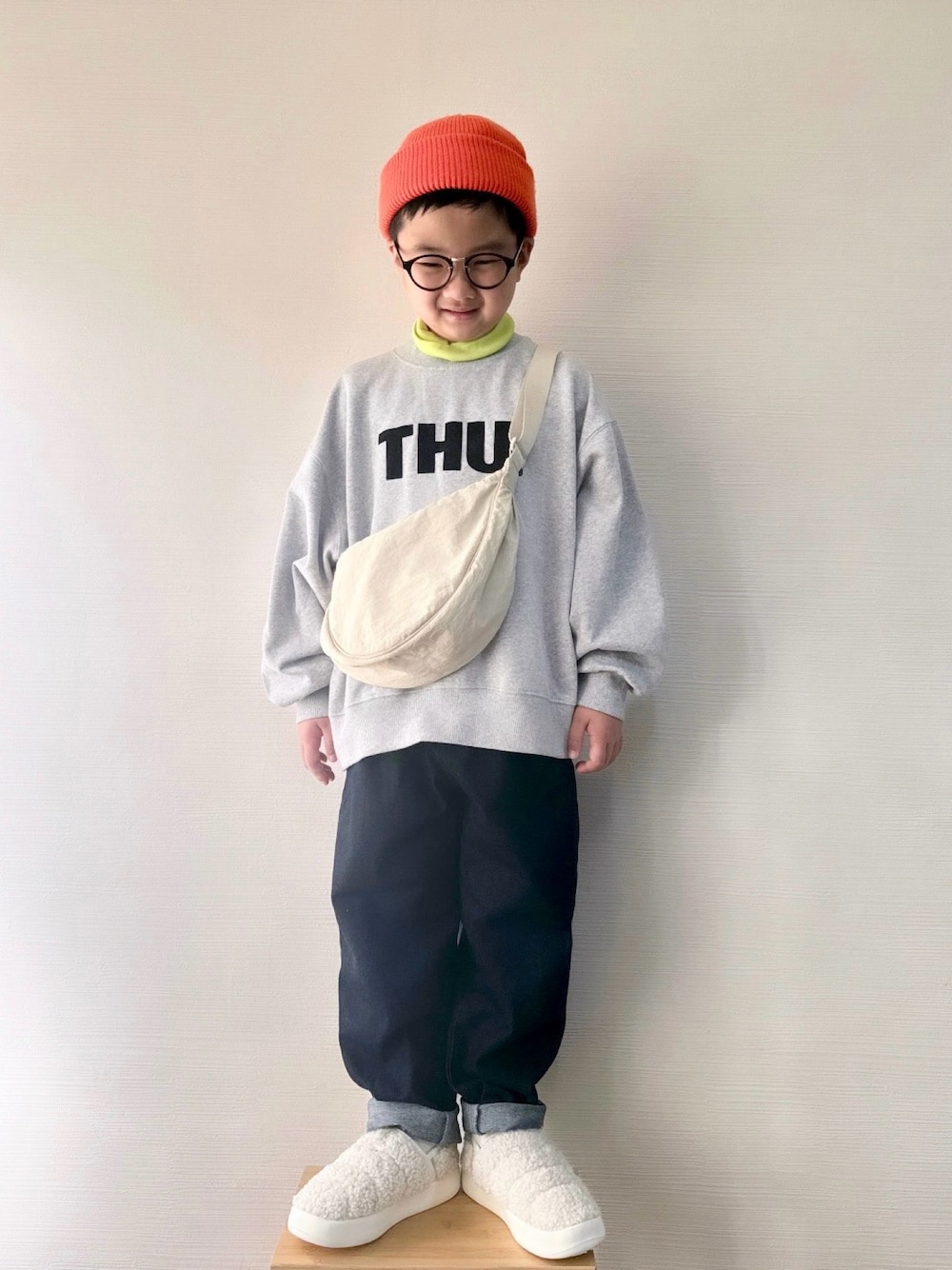 「冬コーデ、キッズファッション、男の子コーデ、シンプルコーデ、あったかコーデ、スウェット、ハイネック、デニム、スリッポン、ニット帽、めがね、小学生、カジュアル、ユニクロ、ショルダーバッグ」｜「LOWRYS FARMのフライスカラータートル　249222（Tシャツ/カットソー、イエロー系）」を使った、yo_yoさん（キッズ・120cm）の冬コーディネートの1枚目の写真