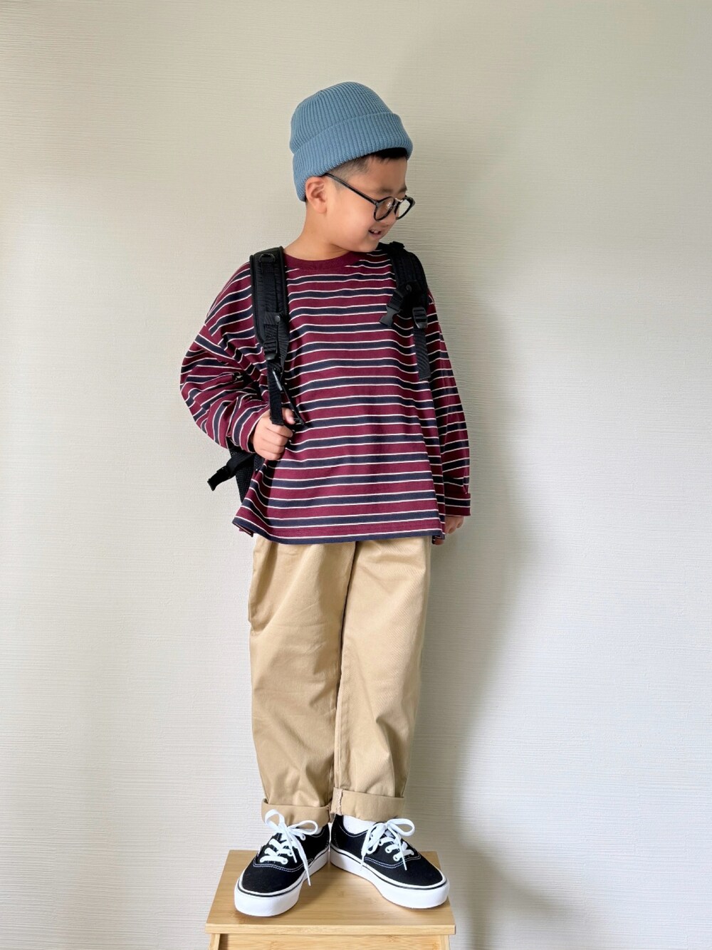 「男の子、ボーダー、チノパン、ユニクロ、UNIQLO、プチプラ、ニット帽、めがね、リュック、カジュアル、秋服準備はじめました、秋服、バーガンディー、小学生、秋カラー」｜「LOWRYS FARMのマルチボーダーロングスリーブ　 134387（Tシャツ/カットソー、レッド系）」を使った、yo_yoさん（キッズ・120cm）の秋コーディネートの1枚目の写真