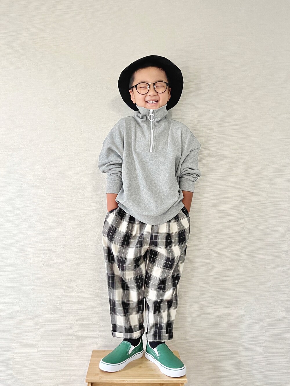 「キッズファッション、秋冬コーデ、ハーフジップ、チェックパンツ、スリッポン、バケットハット、モノトーン、グレー、ローリーズファーム(LOWRYS FARM)、ローリーズファーム公認インフルエンサー、lowrysfarmkids、PR、カジュアルコーデ、チェック、チェッカーず2022」｜「LOWRYS FARMのウラケハーフジッププルオーバー　164316（スウェット、グレー系）」を使った、yo_yoさん（キッズ・110cm）の秋コーディネートの1枚目の写真