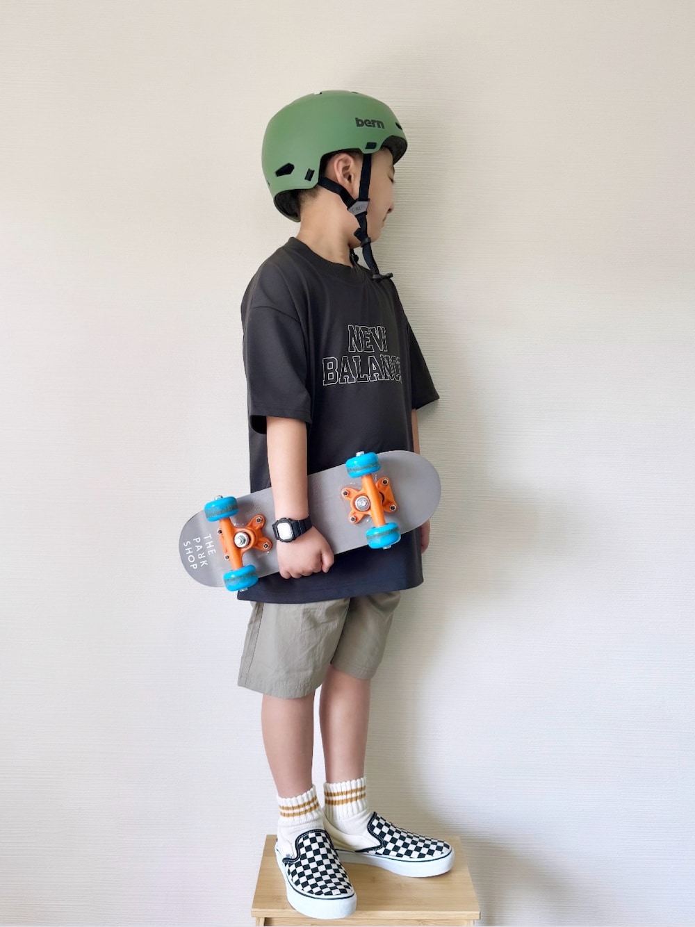 「春めき満開コーデ、春色、ハーフパンツ、小学生、キッズコーデ、スケータースタイル、ストリート、ヘルメット、VANS、ニューバランス、New Balance、春コーデ、春夏コーデ、カジュアル、オトナカジュアル」｜「NEW BALANCEのショートスリーブTシャツ（Tシャツ/カットソー、ブラック系）」を使った、yo_yoさん（キッズ・127cm）の春コーディネートの1枚目の写真