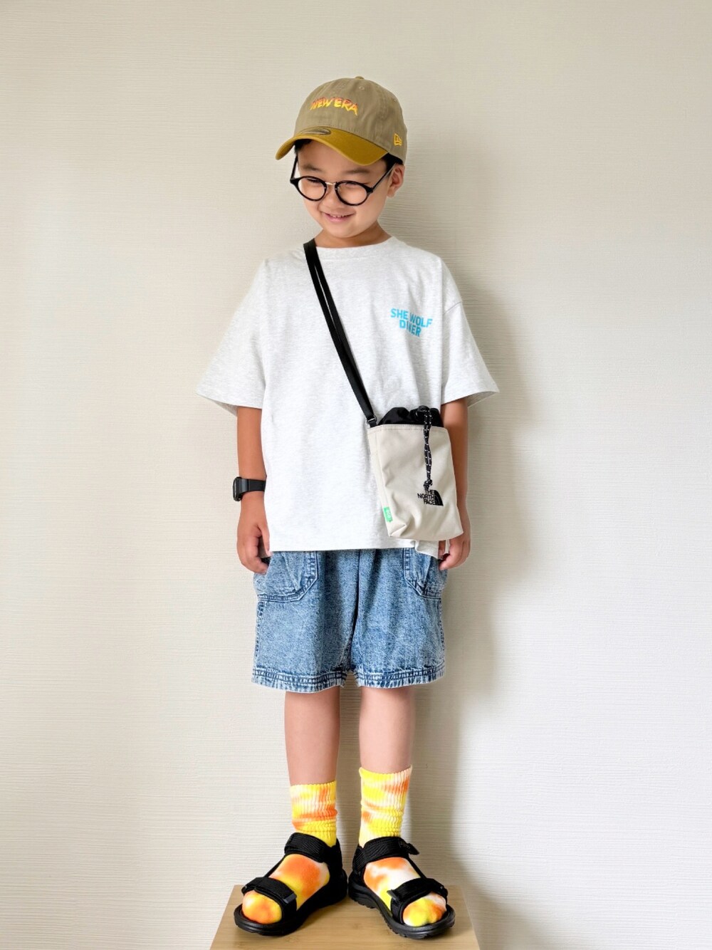 「夏コーデ、フェスコーデ、夏だ！Tシャツ着よう！、スポーツミックス、ショルダーバッグ、ショートパンツ、キッズファッション、小学生、タイダイ柄、カラーソックス、スポーツサンダル、カジュアルコーデ、男の子、サンダルに靴下、デニム」｜「FREAK'S STOREの限定展開 キッズ ビッグシルエット バックプリント クルーネック Tシャツ / SHE WOLF DINER / CAR（Tシャツ/カットソー、グレー系）」を使った、yo_yoさん（キッズ・120cm）の夏コーディネートの1枚目の写真
