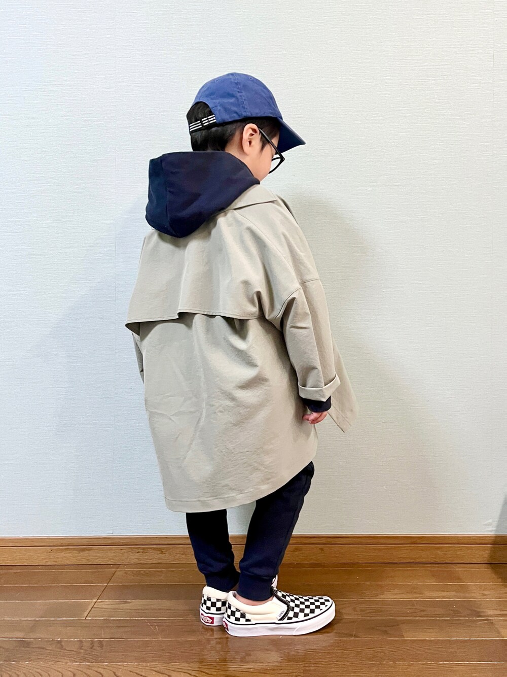 「シンプルコーデ、春アウター、カジュアル、パーカー、ストリート、VANS、セットアップ、スウェットパンツ、モッズコート、カジュアルコーデ、スウェット、ローリーズファーム(LOWRYS FARM)、春コーデ、パステル映える春、アウター」｜「LOWRYS FARMのポンチョハーフコート  262549（その他アウター、グリーン系）」を使った、yo_yoさん（キッズ・100cm）の冬コーディネートの1枚目の写真