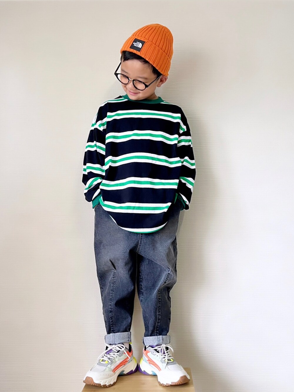 「秋服まるっと大公開、デニム、白スニーカー、スニーカー、ボーダー、ボーダートップス、ニット帽、THE NORTH FACE、ZARA、プチプラ、めがね、キッズコーデ、モノトーン、カジュアルコーデ、男の子」｜「PAIRMANON STREETの【PAIRMANON STREET】ビッグシルエット マルチボーダー 長袖 Tシャツ（Tシャツ/カットソー、グリーン系）」を使った、yo_yoさん（キッズ・120cm）の秋コーディネートの1枚目の写真