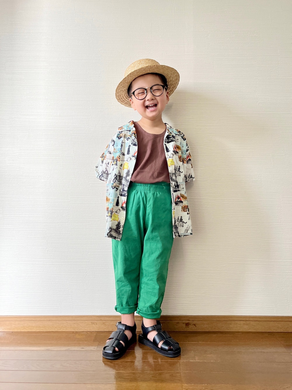 「夏コーデ、カラーパンツ、シャツスタイル、柄シャツ、アロハシャツ、グリーン、グルカサンダル、カンカン帽、男の子、キッズコーデ、タックイン、マーキーズ、男の子コーデ、開襟シャツ、ごきげんウィーク」｜「antiquaの使いやすいのはやっぱりシンプル、着回し力抜群。キッズタンクトップ（タンクトップ、ブラウン系）」を使った、yo_yoさん（キッズ・100cm）の春コーディネートの1枚目の写真