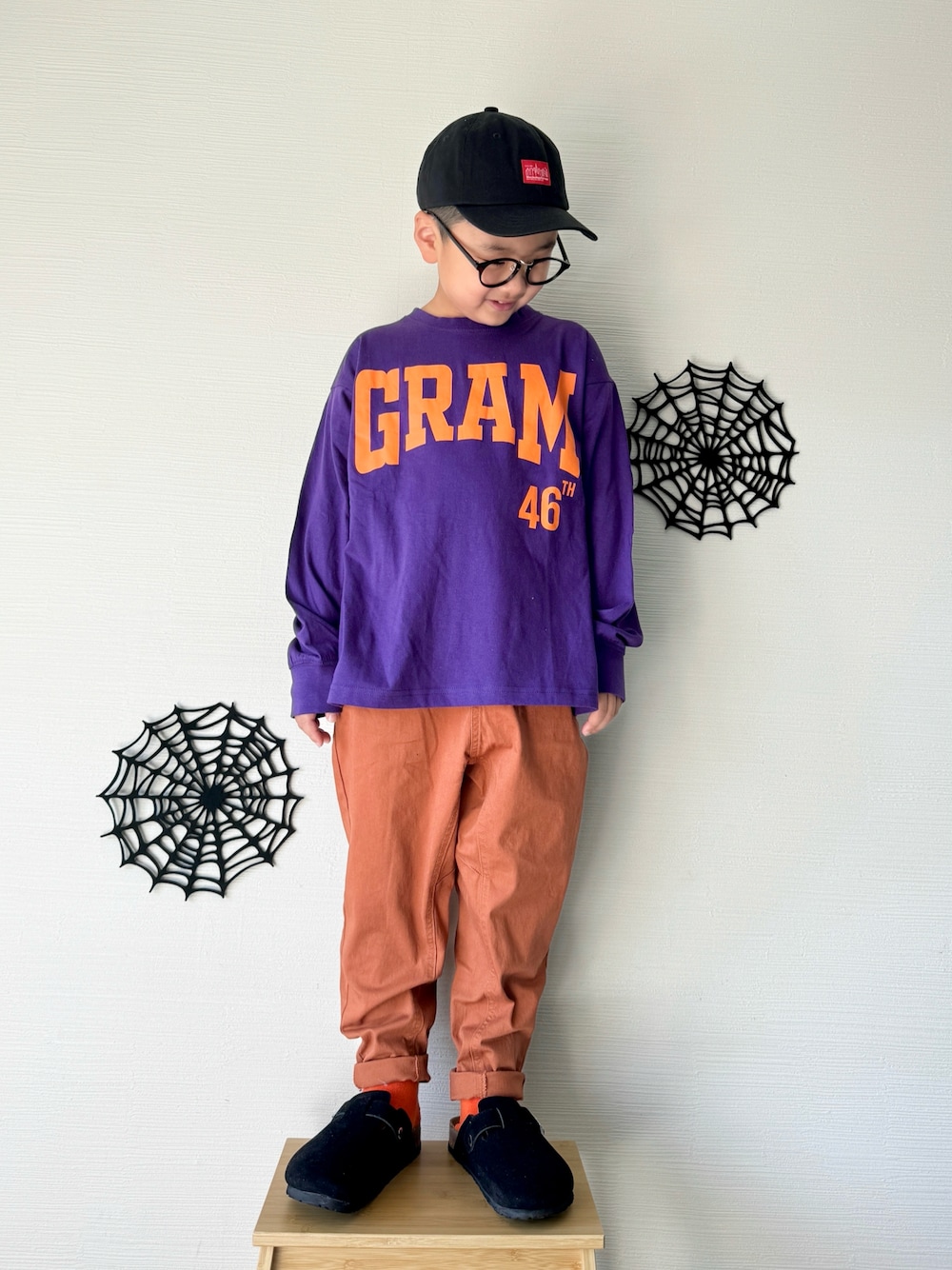 「ハロウィン、テーマパークコーデ、キッズファッション、秋服、男の子コーデ、カラーコーデ、プチプラ、プチプラコーデ、カラーパンツ、キャップ、小学生、ロンT、ロゴT、スリッポン、サボ」｜「ZI-ONのオーバーサイズ プリントロゴ ロンT（Tシャツ/カットソー、パープル系）」を使った、yo_yoさん（キッズ・120cm）の秋コーディネートの1枚目の写真