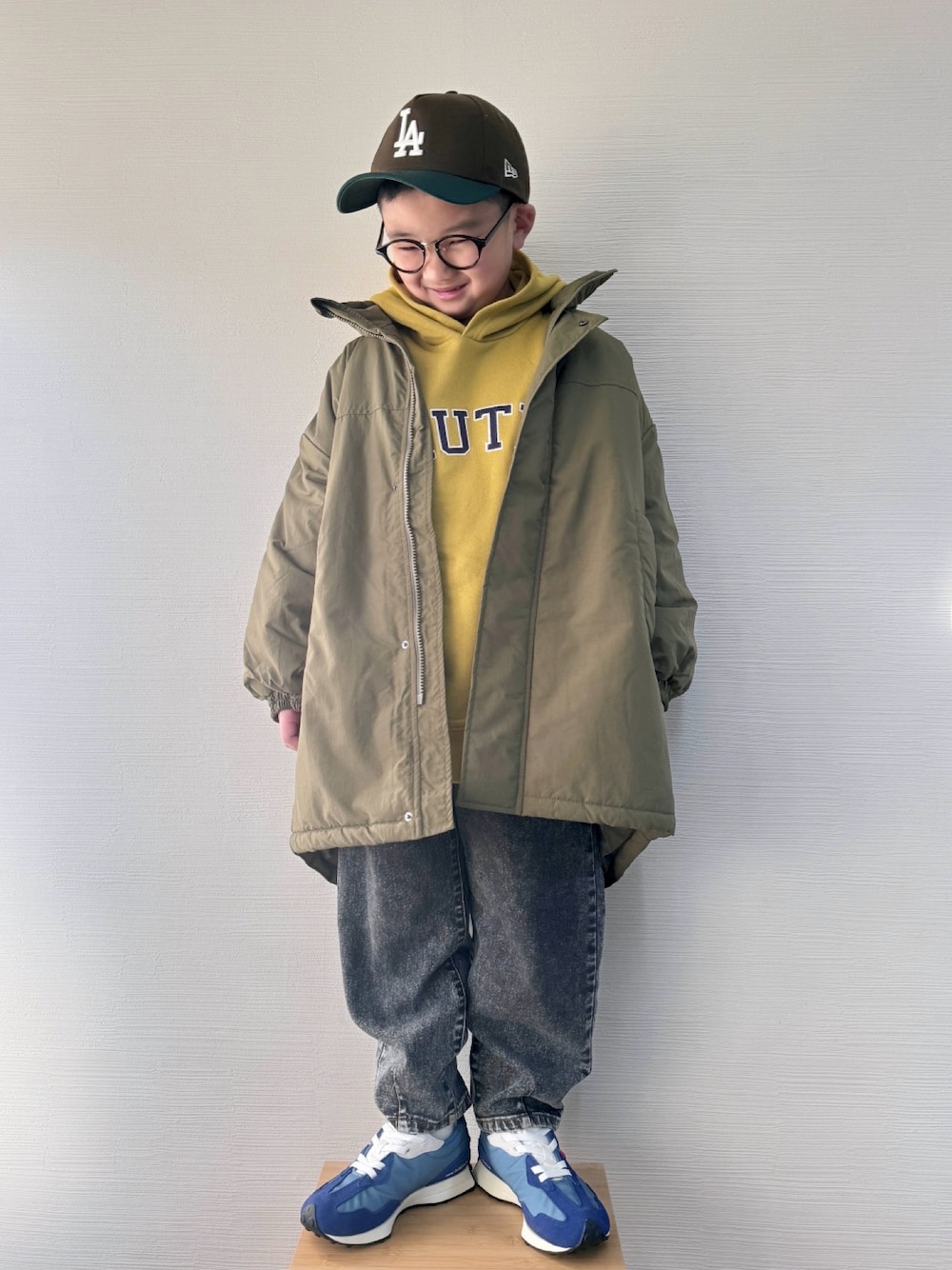 「冬コーデ、マイベストコーデ2024、モンスターコート、アウター、カジュアル、男の子、小学生、パーカー、New Balance、デニム、キャップ、キッズファッション、お出かけコーデ、オトナカジュアル、冬アウター」｜「BAYFLOWの中綿モンスターコート（KIDS）（ブルゾン、グリーン系）」を使った、yo_yoさん（キッズ・120cm）の冬コーディネートの1枚目の写真