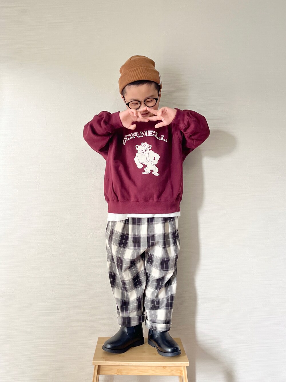 「秋服準備はじめました、ローリーズファーム(LOWRYS FARM)、lowrysfarmkids、スウェット、ボルドー、エンジ色、サイドゴアブーツ、チェックパンツ、チェッカーず2022、カレッジスウェット、ニット帽、ワイドパンツ、秋色、きれいめカジュアル、カジュアルコーデ」｜「LOWRYS FARMのカレッジウラケ　162718（スウェット、レッド系）」を使った、yo_yoさん（キッズ・110cm）の秋コーディネートの1枚目の写真