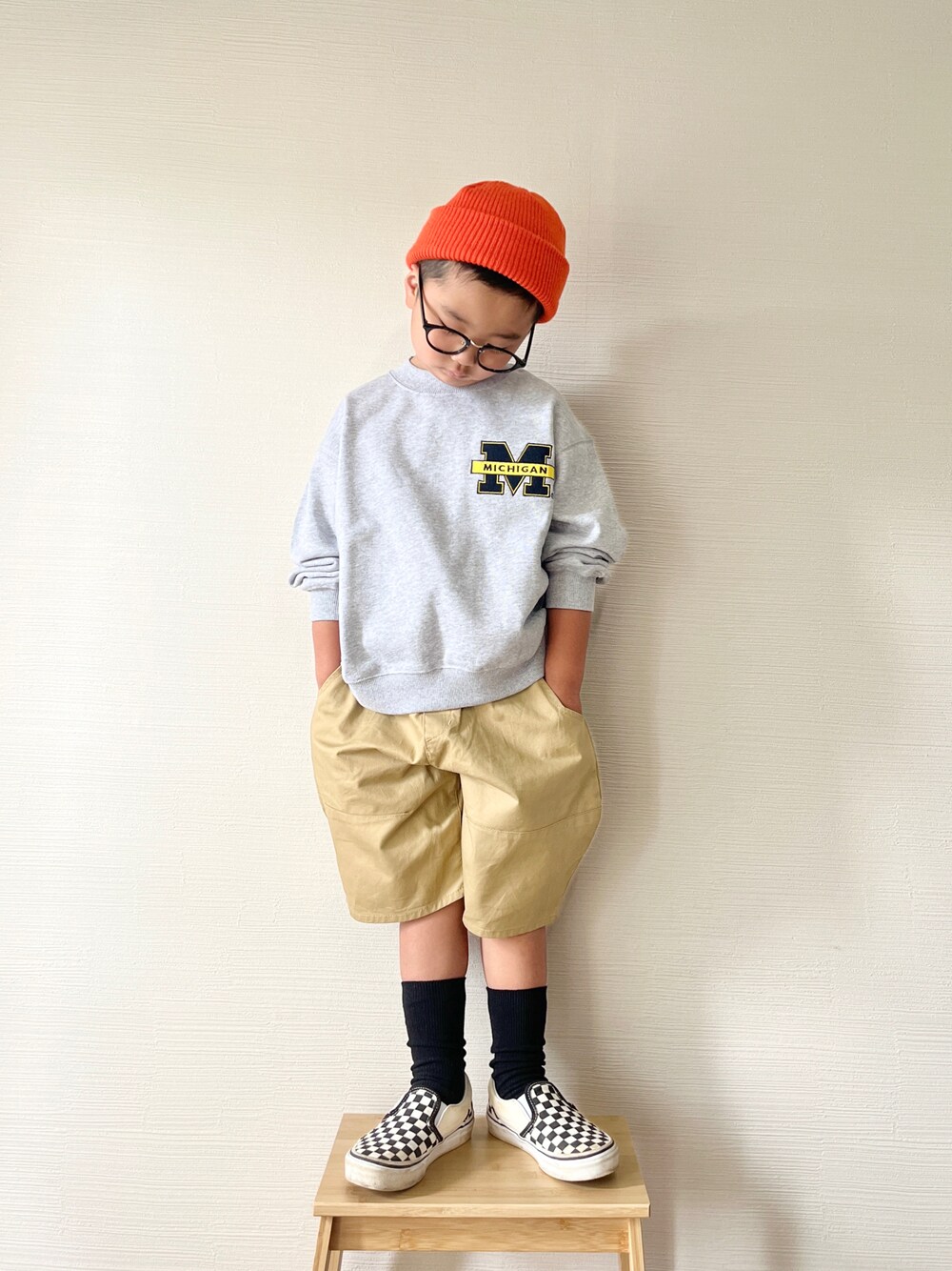 「秋ルック紹介するよ、カジュアルコーデ、秋服コーデ、男の子、ニット帽、プチプラ、lowrysfarmkids、PR、カラーソックス、ハーフパンツ、スウェット、スリッポン」｜「LOWRYS FARMのカレッジウラケ　162718（スウェット、グレー系）」を使った、yo_yoさん（キッズ・110cm）の秋コーディネートの1枚目の写真