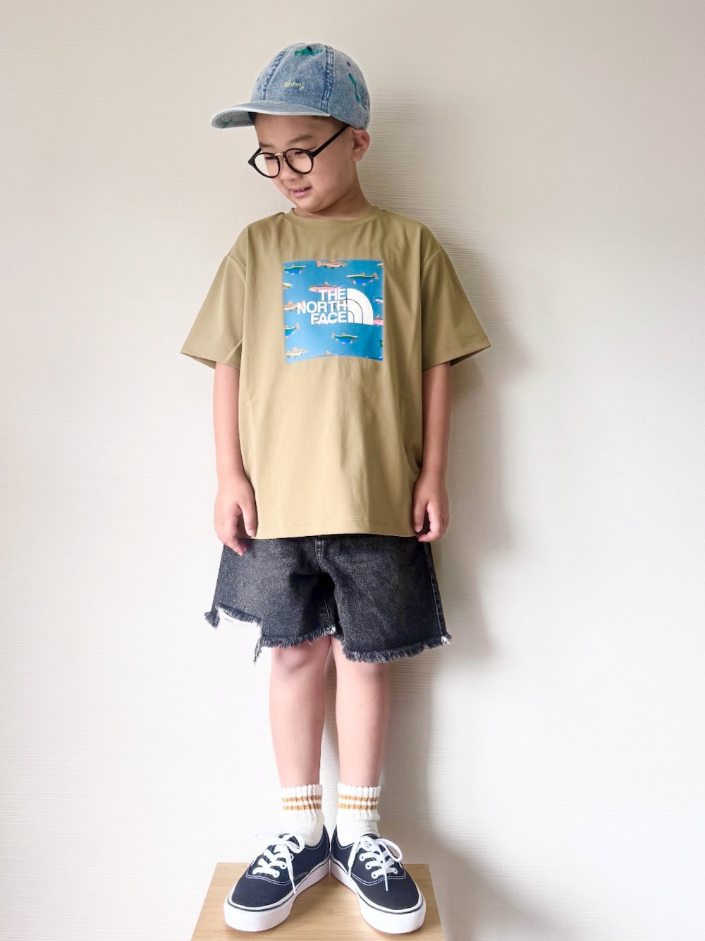 「やっぱり帽子が好き、アウトドアスタイル、Tシャツ、THE NORTH FACE、ノースフェイス、ハーフパンツ、ショートパンツ、VANS、ラインソックス、夏コーデ、男の子、小学生、めがね、ダメージデニムパンツ、春夏コーデ」｜「THE NORTH FACEの【THE NORTH FACE(ザ・ノース・フェイス)】サンシェードグラフィックT(KIDS)（Tシャツ/カットソー、グリーン系）」を使った、yo_yoさん（キッズ・127cm）の春コーディネートの1枚目の写真