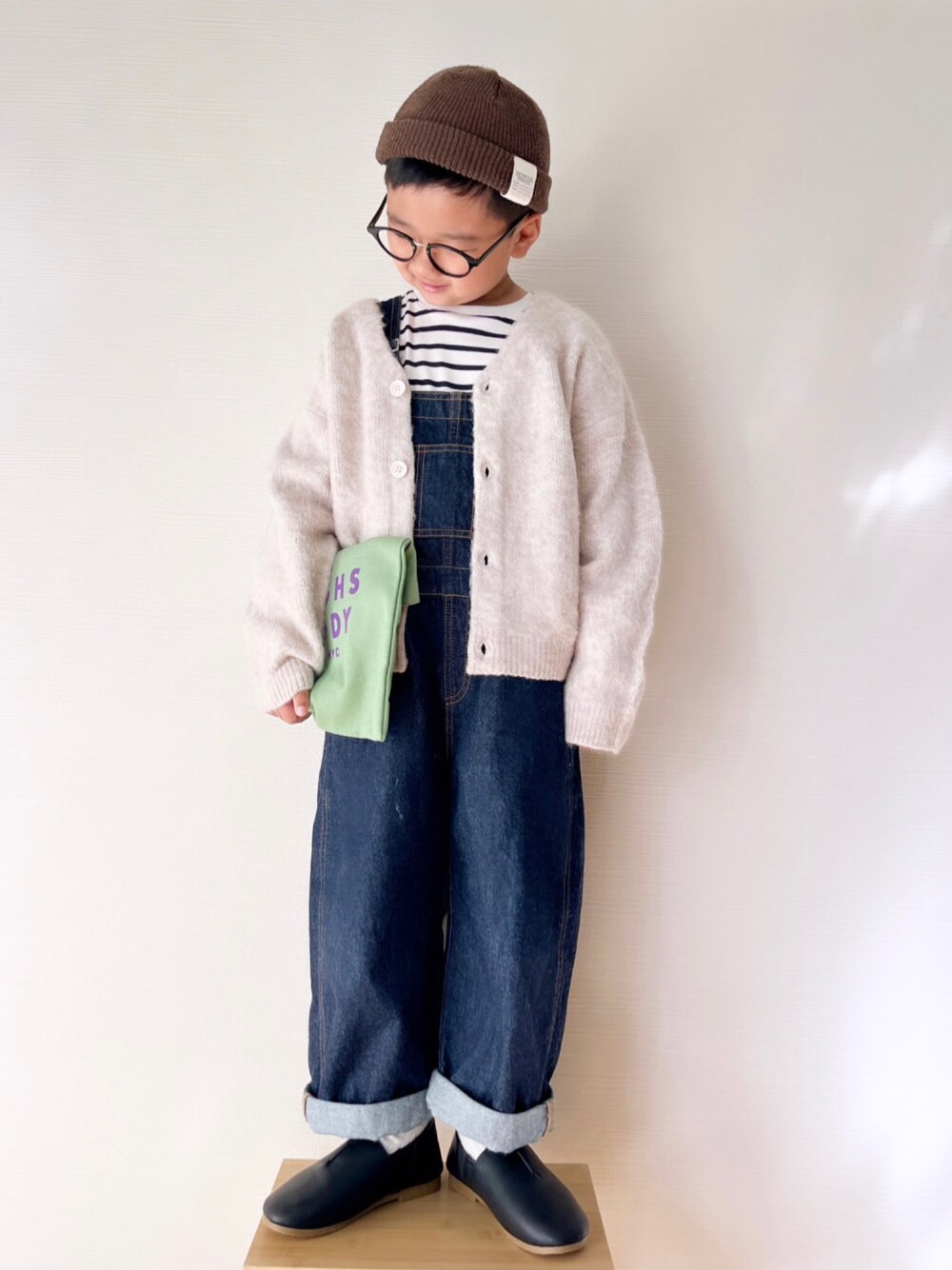 「重ね着ベストシーズン、男の子、オーバーオール、サロペット、ニット、カーディガン、セーター、チャオパニックティピー(CIAOPANIC TYPY)、めがね、ローファー、ボーダー、トートバッグ、スリッポン、デニム、カジュアルコーデ」｜「CIAOPANIC TYPYの【WEB限定カラー】【KIDS】アソートシ゛ャカ゛ート゛シャキ゛ーニットカーテ゛（ニット/セーター、ベージュ系）」を使った、yo_yoさん（キッズ・120cm）の秋コーディネートの1枚目の写真