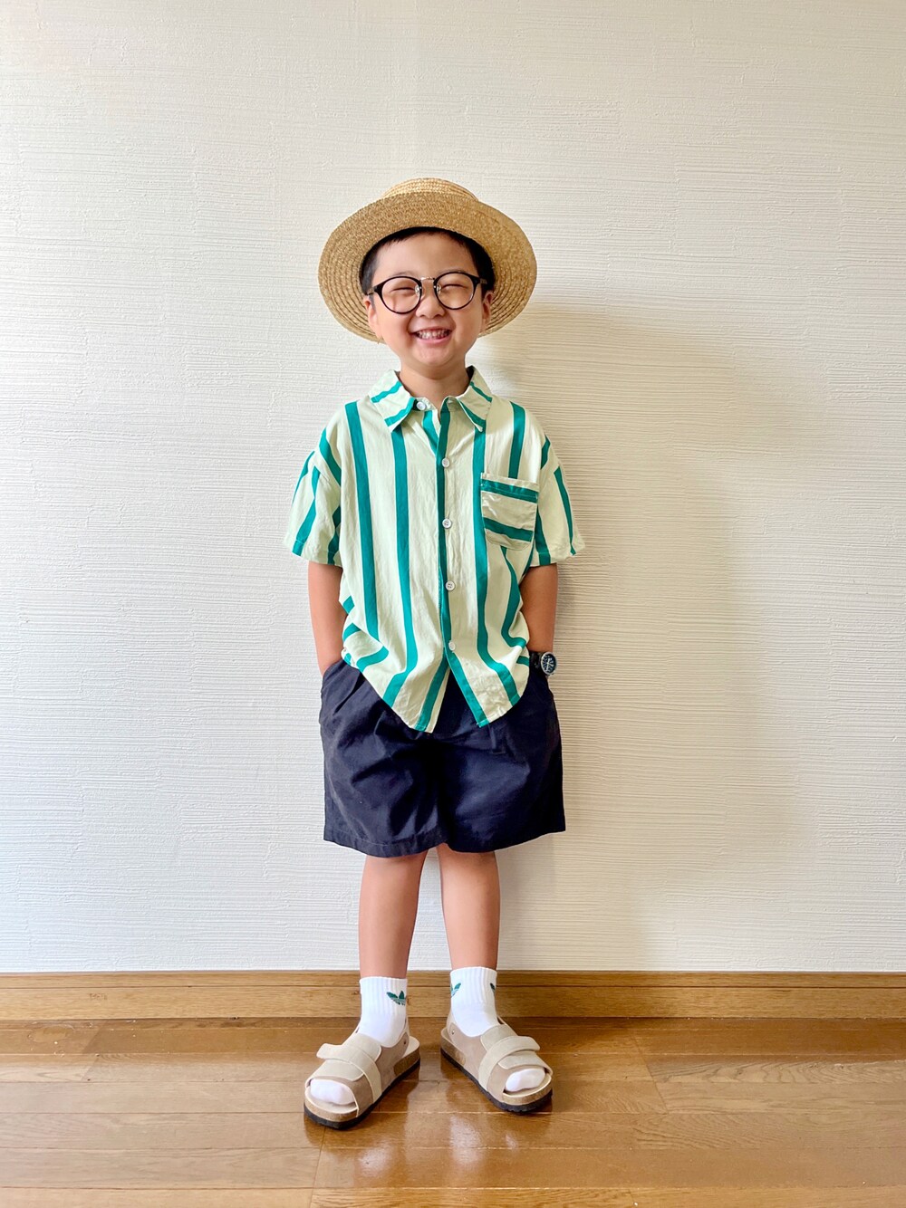「真夏のアクティブスタイル、夏コーデ、男の子、めがね、シャツスタイル、ストライプ、韓国子供服、サンダル、むぎわら帽子、カンカン帽、ショートパンツ、きれいめカジュアル、白ソックス、カジュアルコーデ、グレー」｜「aimohaのaimoha-KIDS- 爽やかなストライプシャツ（シャツ/ブラウス、グリーン系）」を使った、yo_yoさん（キッズ・110cm）の夏コーディネートの1枚目の写真