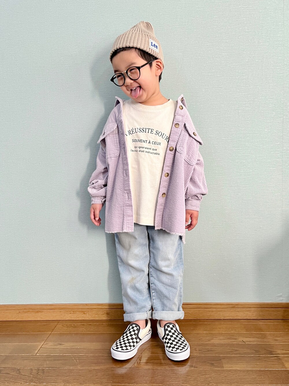 「淡色コーデ、くすみカラー、春カラー、春コーデ、コーデュロイ、ロンT、ZARA、スリッポン、VANS、ニット帽、パープル、デニム、めがね、ローリーズファーム(LOWRYS FARM)、ロゴT」｜「ZARA KIDSのアイテム（ジャケット/アウター、パープル系）」を使った、yo_yoさん（キッズ・100cm）の冬コーディネートの1枚目の写真