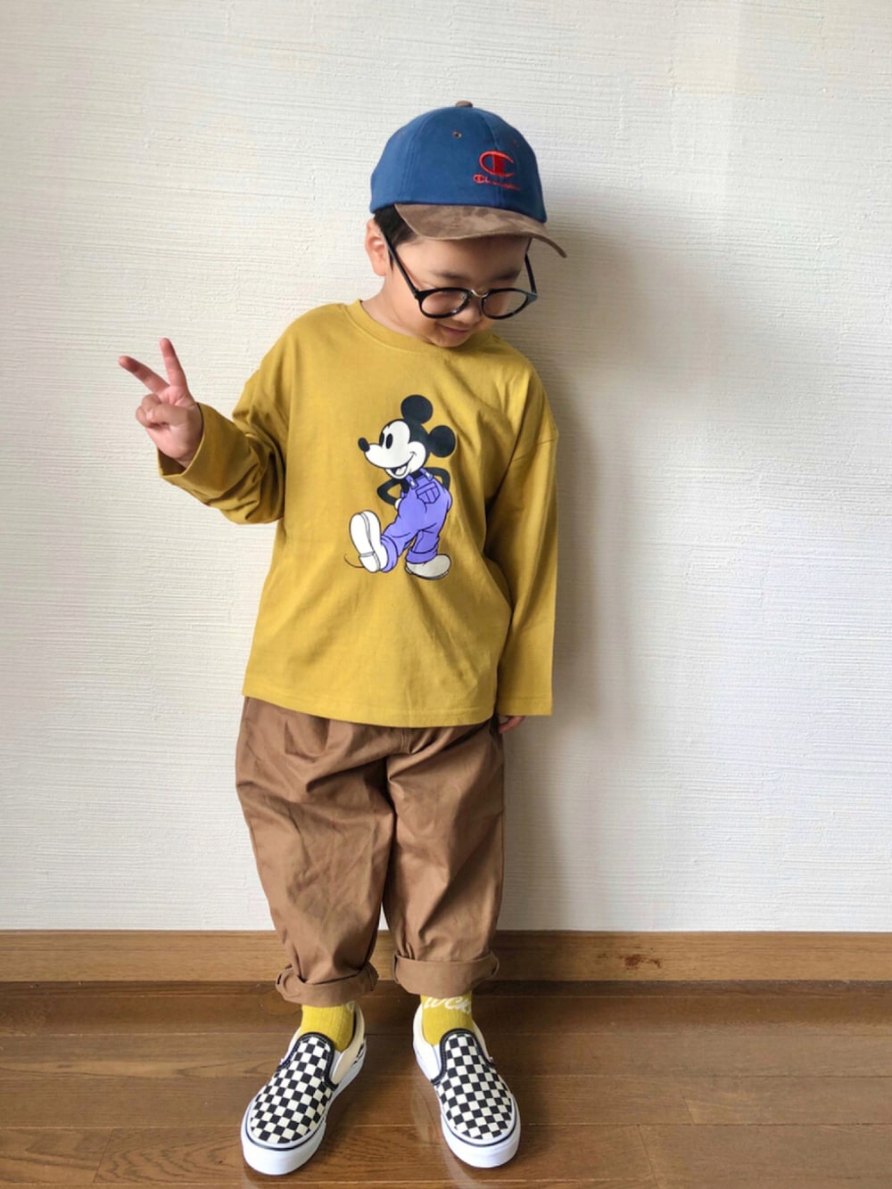 「VANS、チノパン、キャップ、ミッキー、ロンT、秋色、休日スタイル、マスタード、スリッポン、男の子、プリントT、からし色、キッズファッション、プティマイン、ラブアンドピース2021」｜「b・ROOMの【DISNEY】MICKEYオーバーオールTシャツ（Tシャツ/カットソー、イエロー系）」を使った、yo_yoさん（キッズ・100cm）の秋コーディネートの1枚目の写真