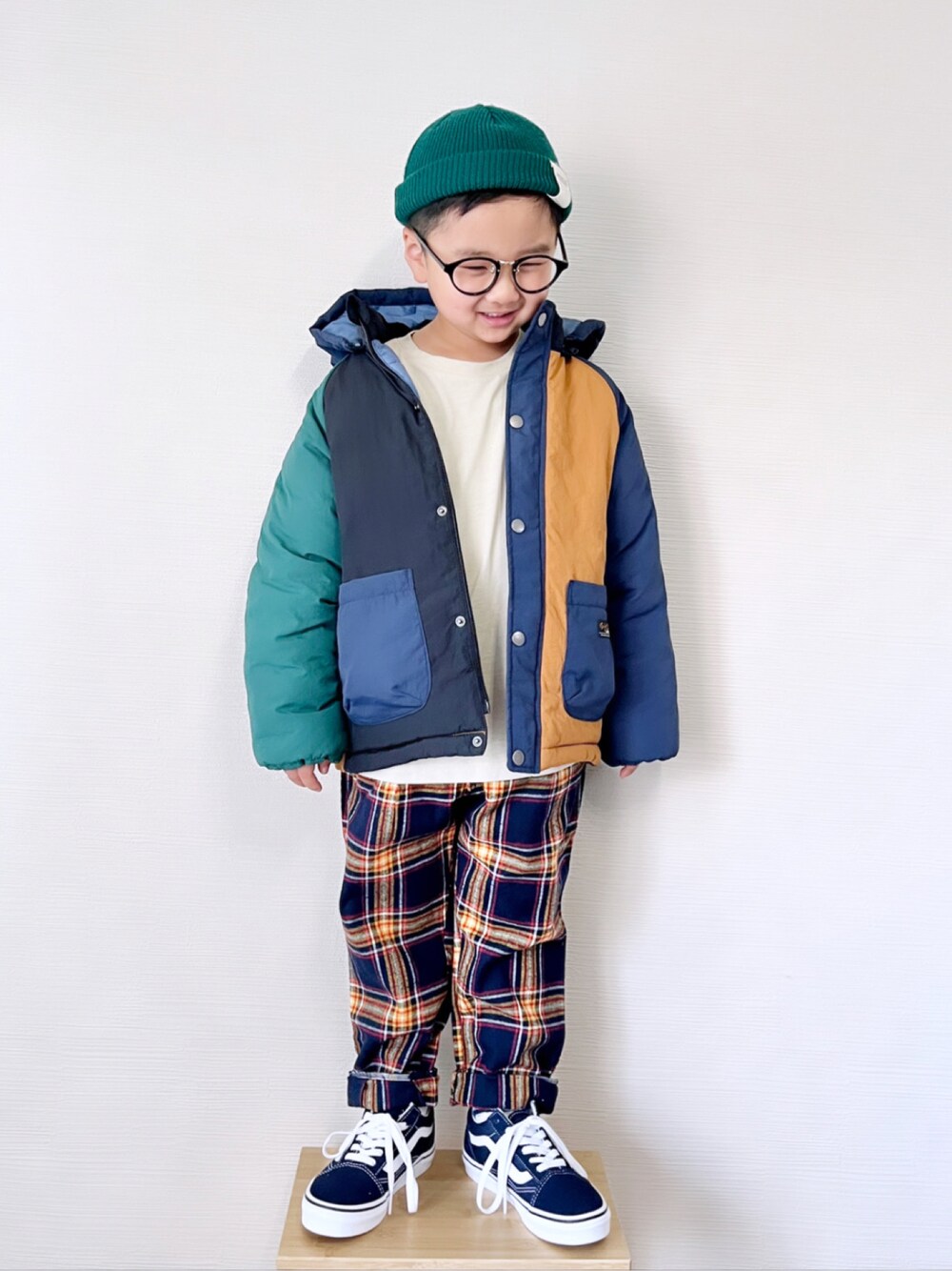 「男の子、プチプラ、チェック、チェックパンツ、ブリーズ、BREEZE、ニット帽、ダウンジャケット、アウター、冬コーデ、あったかコーデ、キッズコーデ、キッズファッション、めがね、ロンT」｜「BREEZEの【WEB先行予約】クラシックフーディージャケット（ダウンジャケット/コート、その他）」を使った、yo_yoさん（キッズ・110cm）の冬コーディネートの1枚目の写真