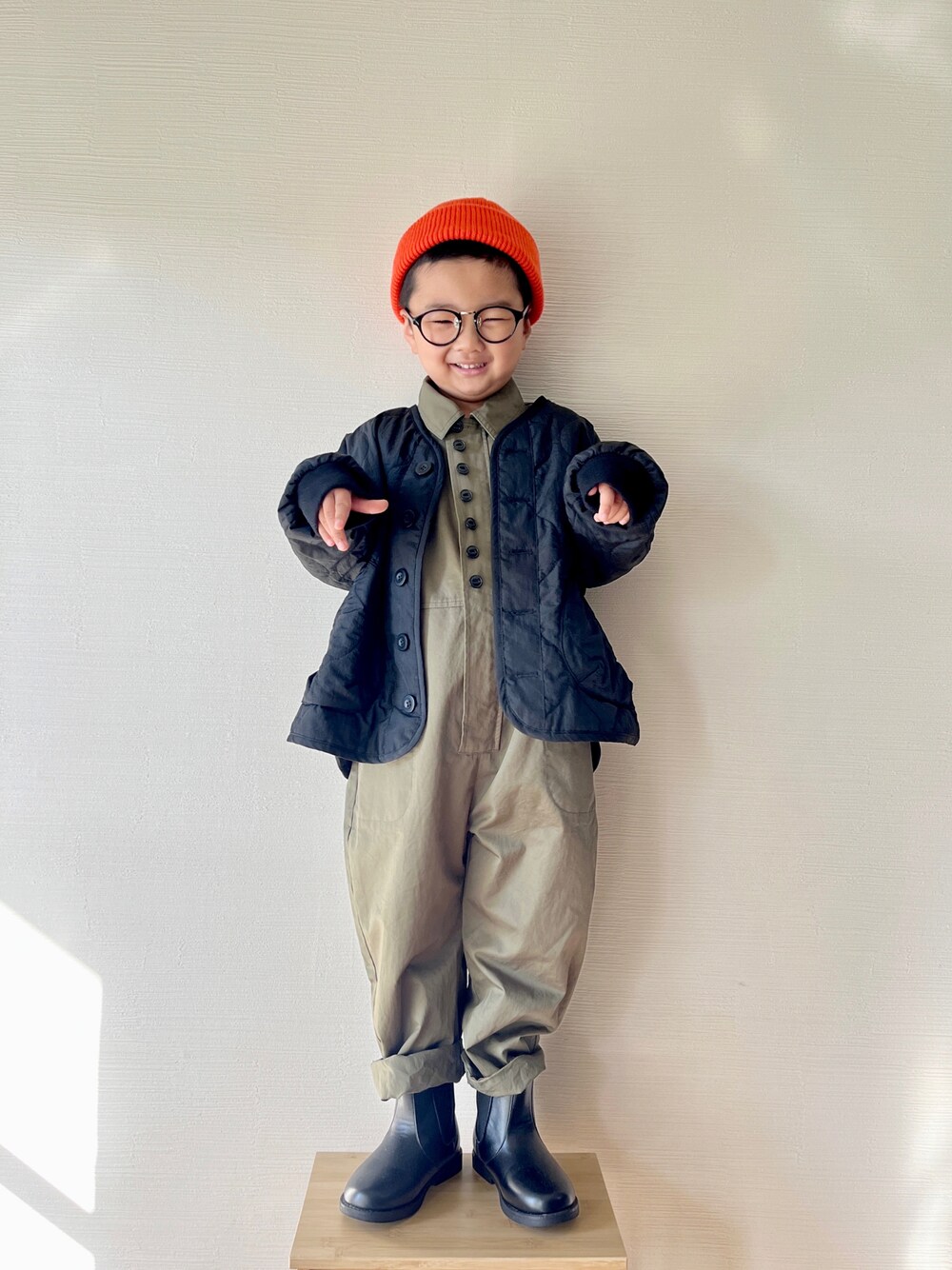 「WEARハロウィン2022、秋冬コーデ、つなぎ、lowrysfarmkids、PR、ローリーズファーム(LOWRYS FARM)、キルティング、きれいめカジュアル、キルティングジャケット、ノーカラーコート、ブーツ、サイドゴアブーツ、カーキ、ニット帽、アウター」｜「LOWRYS FARMのフロントボタンオールインワン　162227（つなぎ/オールインワン、グリーン系）」を使った、yo_yoさん（キッズ・110cm）の秋コーディネートの1枚目の写真