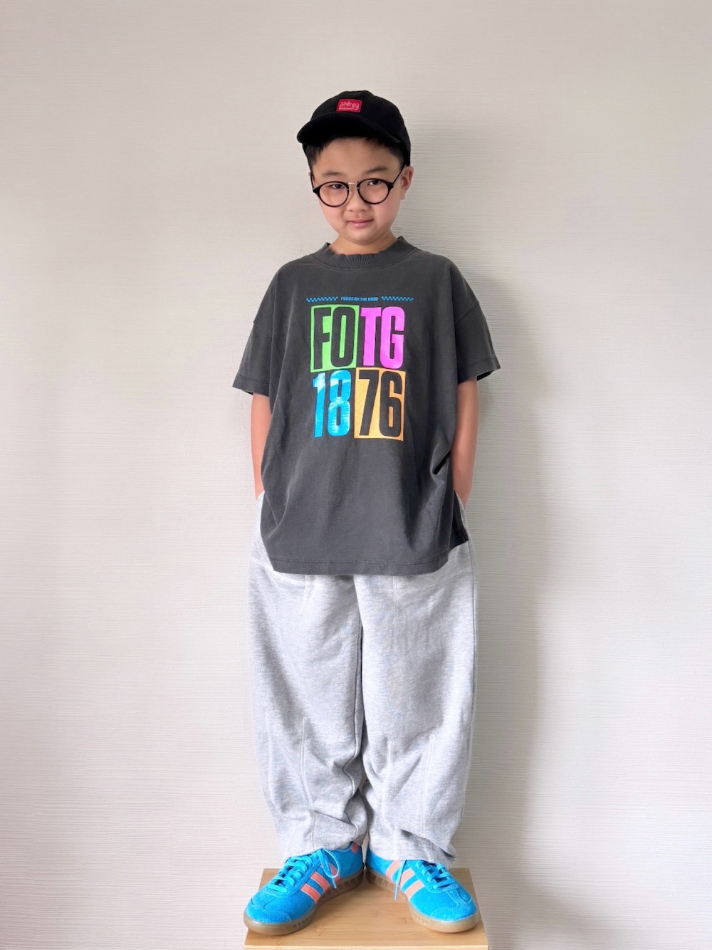 「大人カジュアル、カジュアル、スウェットパンツ、ラクチンコーデ、adidas、小学生、男の子、春コーデ、Tシャツ、ローリーズファーム(LOWRYS FARM)、CIAOPANIC TYPY、キッズコーデ、スニーカー、春夏コーデ、休日スタイル」｜「LOWRYS FARMのアソートＢＩＧネオンＳＳＴ　323201（Tシャツ/カットソー、グレー系）」を使った、yo_yoさん（キッズ・127cm）の春コーディネートの1枚目の写真