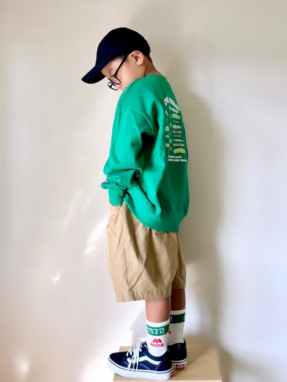 「秋服まるっと大公開、キッズコーデ、プチプラ、コラボ、キャップ、ハーフパンツ、ラインソックス、スウェット、男の子、めがね、秋コーデ、ストリート、秋服、スニーカー、VANS」｜「devirockのモスバーガーコラボ 防汚 キッズ トレーナー（スウェット、その他）」を使った、yo_yoさん（キッズ・120cm）の秋コーディネートの1枚目の写真