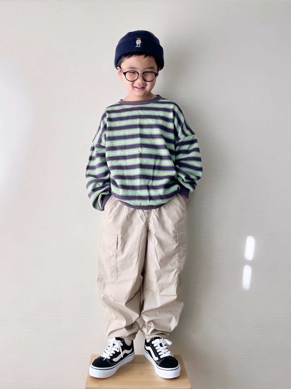 「冬を彩る色いろコーデ、カジュアルコーデ、UNIQLO、キッズコーデ、カーゴパンツ、ペールトーン、スニーカー、プチプラ、VANS、ストリート、めがね、春コーデ、ボーダー、マーキーズ、休日コーデ」｜「BIG FIELDのボーダースウェット（80～150cm）（スウェット、グレー系）」を使った、yo_yoさん（キッズ・120cm）の冬コーディネートの1枚目の写真