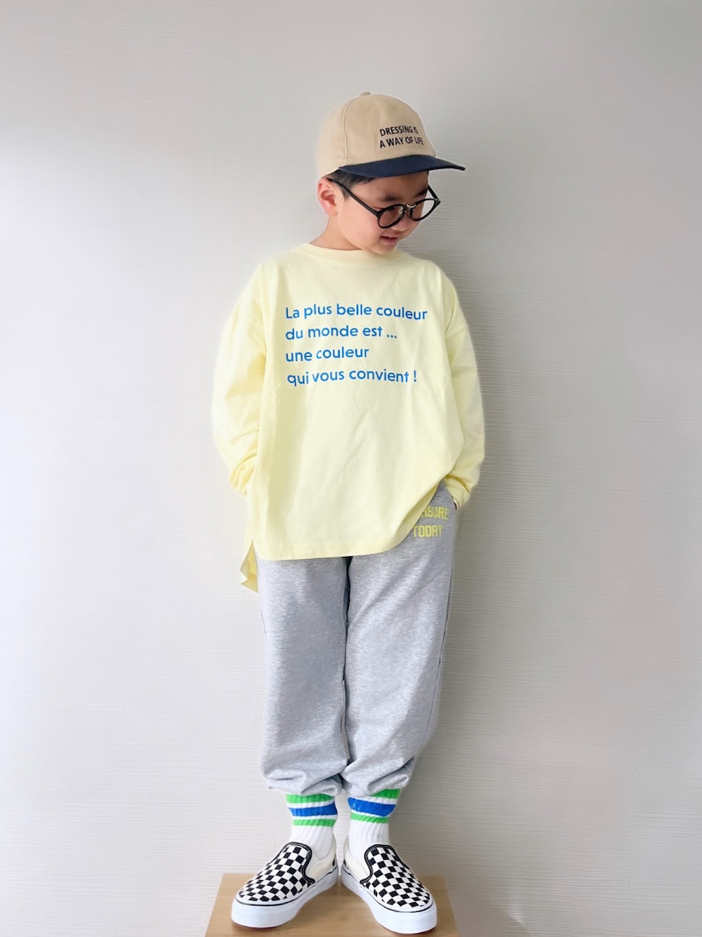 「キッズファッション、淡色コーデ、男の子コーデ、着回しコーデ、男の子、春カラー、春コーデ、スウェットパンツ、ラクチンコーデ、ロゴT、キャップ、プチプラ、めがね、ファミマ靴下、小学生」｜「LOWRYS FARMのアソートロゴプリントロングスリーブ　 990273（Tシャツ/カットソー、イエロー系）」を使った、yo_yoさん（キッズ・120cm）の冬コーディネートの1枚目の写真