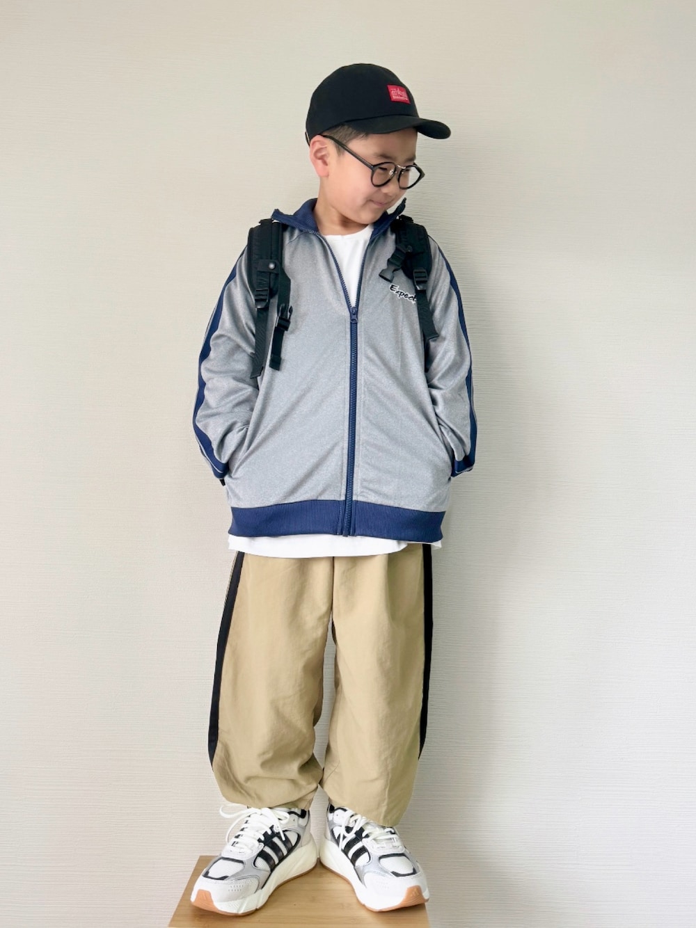 「ジップパーカー、ジャージ、トラックジャケット、プチプラ、ナイロンパンツ、ストリート、カジュアル、リュック、スニーカー、小学生、男の子、春コーデ、キャップ、トラックパンツ、adidas」｜「FUNALIVEのキッズ ワンポイント ワイド トラックジャケット（ジャージ、グレー系）」を使った、yo_yoさん（キッズ・120cm）の冬コーディネートの1枚目の写真