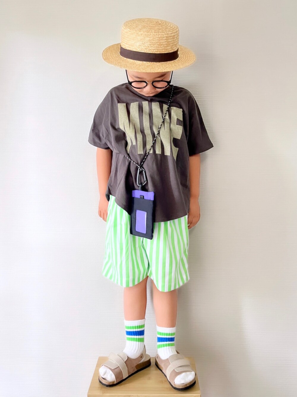 「カンカン帽、ストライプ、ハーフパンツ、ショートパンツ、むぎわら帽子、ショルダーバッグ、ラインソックス、サンダル、サンダルに靴下、ロゴT、プチプラ、Tシャツ、男の子、キッズコーデ、ローリーズファーム(LOWRYS FARM)」｜「Life Support ProductsのハンソデドルマンTシャツ(80～150cm)（Tシャツ/カットソー、グレー系）」を使った、yo_yoさん（キッズ・110cm）の夏コーディネートの1枚目の写真