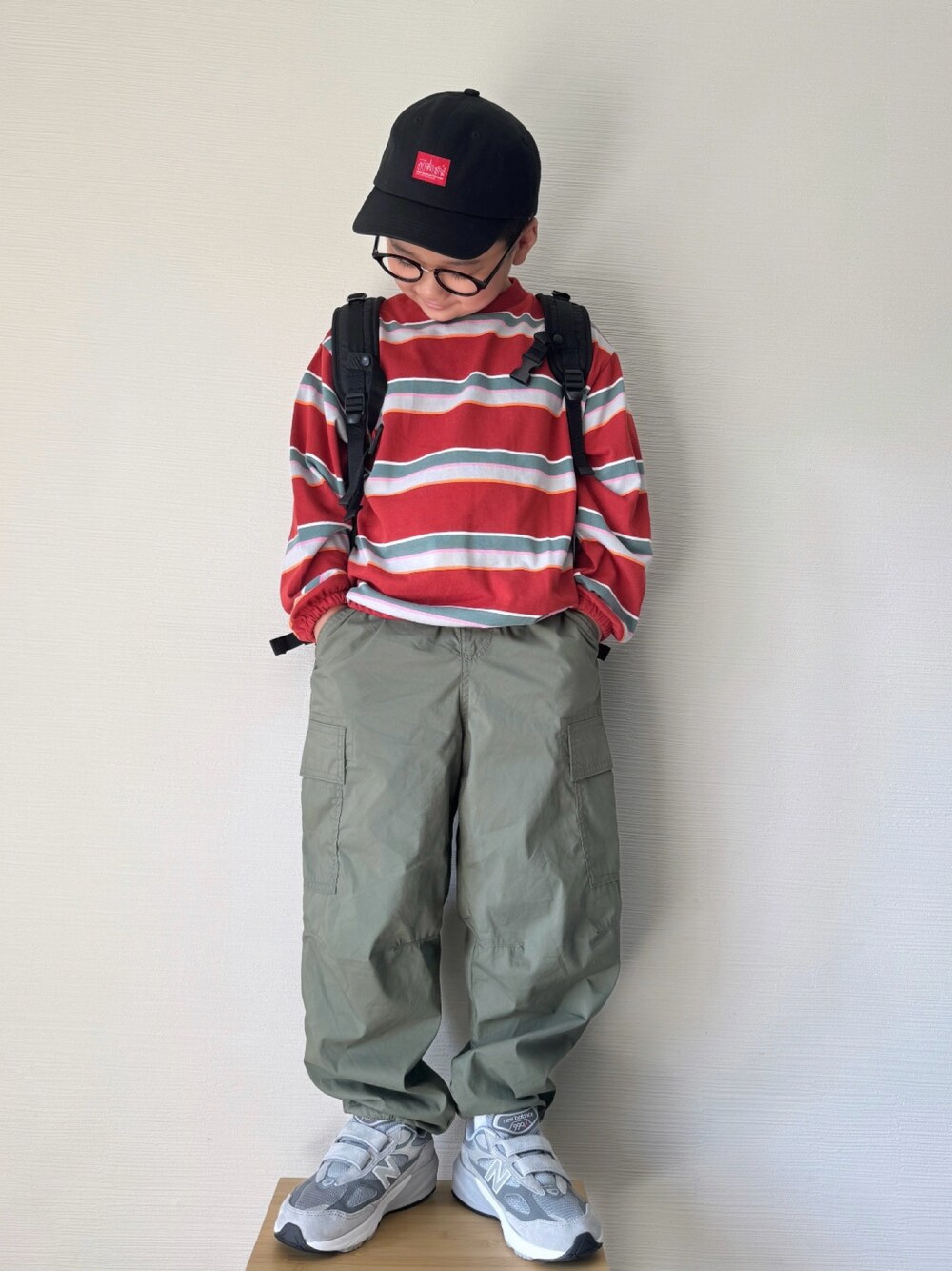 「秋コーデ、ストリート、カーゴパンツ、秋のコーデ、プチプラ、プチプラコーデ、UNIQLO、バースデイ、男の子、小学生、ボーダー、カジュアル、スニーカー、ニューバランス、PR」｜「Birthdayのアイテム（スウェット、レッド系）」を使った、yo_yoさん（キッズ・120cm）の秋コーディネートの1枚目の写真