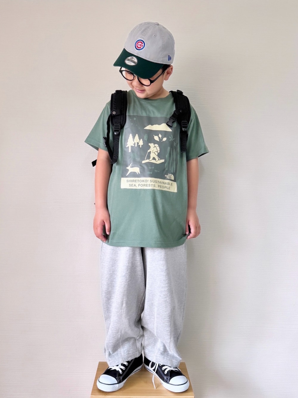 「大人カジュアル、休日スタイル、カジュアルコーデ、ストリート、キッズコーデ、男の子、小学生、スウェットパンツ、ノースフェイス、THE NORTH FACE、キャップ、キッズファッション、淡色コーデ、シンプルコーデ、スポーツミックス」｜「THE NORTH FACEのTHE NORTH FACE/ザ・ノース・フェイス S/S SHIRETOKO T キッズ Tシャツ NTJ32534ST（Tシャツ/カットソー、グリーン系）」を使った、yo_yoさん（キッズ・127cm）の春コーディネートの1枚目の写真