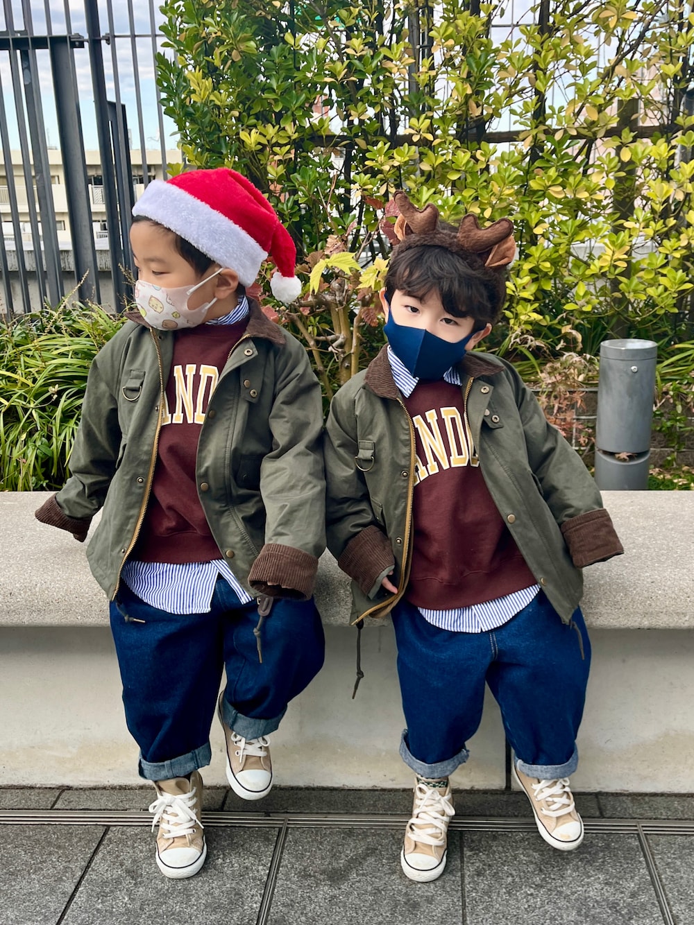 「クリスマスに着たい服、クリスマス、リンクコーデ、親子コーデ、チャオパニックティピー(CIAOPANIC TYPY)、レイヤードスタイル、barbour、ラルフローレン、サンタとトナカイ、マイベストコーデ2021、ストライプシャツ、カーキ、シャツスタイル、ロゴスウェット、冬アウター」｜「POLO RALPH LAUREN CHILDRENSWEARのストライプド コットン ポプリン シャツ（シャツ/ブラウス、ブルー系）」を使った、yo_yoさん（キッズ・100cm）の冬コーディネートの1枚目の写真