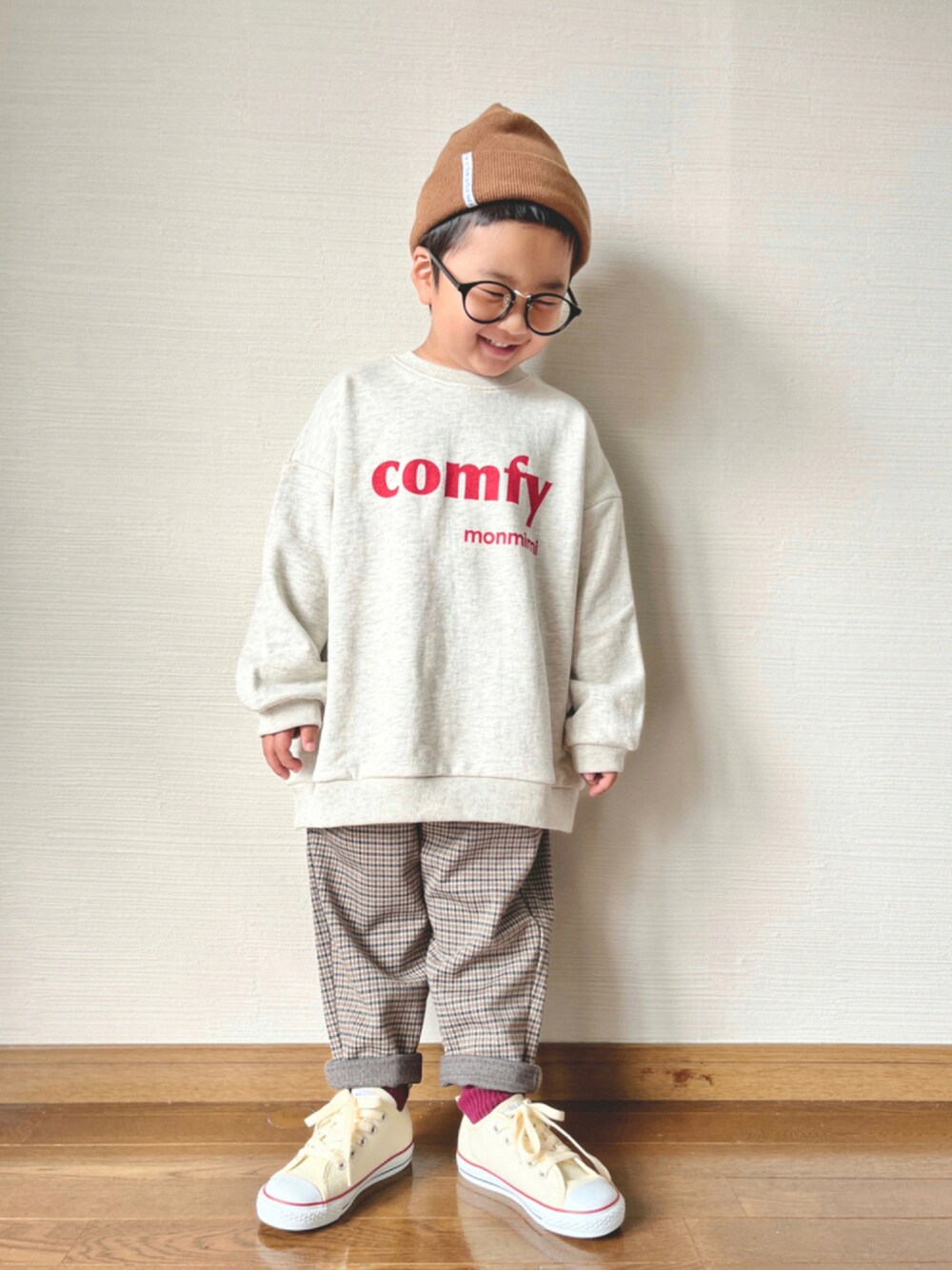 「スウェット、シンプル、ホワイト、ニット帽、チェックパンツ、ロゴスウェット、キッズコーデ、韓国子供服、シンプルコーデ、ローリーズファーム(LOWRYS FARM)、秋コーデ、キッズファッション、monmimi、チェッカーず2021、だから秋服が好き」｜「SHIPS anyの【SHIPS any別注】MONMIMI: comfy プリント スウェット<KIDS>（スウェット、ベージュ系）」を使った、yo_yoさん（キッズ・100cm）の秋コーディネートの1枚目の写真