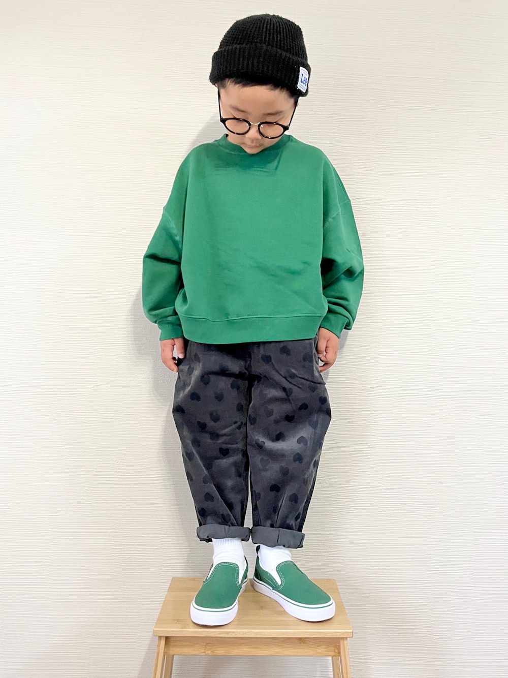 「秋冬コーデ、キッズファッション、カジュアル、むすこーで、VANS、プチプラ、antiqua、マーキーズ、ドット、ハート柄、グリーン、男の子コーデ、チノパン、カジュアルコーデ、カラーパンツ」｜「antiquaの今っぽい！こなれシルエット裏毛トレーナー（スウェット、グリーン系）」を使った、yo_yoさん（キッズ・110cm）の秋コーディネートの1枚目の写真
