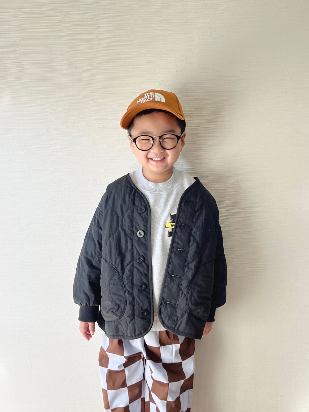 「秋冬コーデ、チェック、カレッジロゴ、男の子コーデ、ブルゾン、冬アウター、チェックパンツ、lowrysfarmkids、PR、ローリーズファーム(LOWRYS FARM)、THE NORTH FACE、キャップ、アメカジ、カジュアルコーデ、ハイカットスニーカー」｜「LOWRYS FARMのキルティングブルゾン　287653（ブルゾン、ブラック系）」を使った、yo_yoさん（キッズ・110cm）の秋コーディネートの1枚目の写真