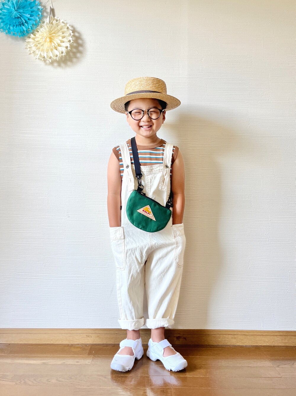 「夏コーデ、シンプルコーデ、男の子、キッズコーデ、タンクトップ、エアリフト、白スニーカー、ローリーズファーム(LOWRYS FARM)、ノースリーブ、ボーダー、ボーダートップス、オーバーオール、サロペット、ショルダーバッグ、カンカン帽」｜「KELTYの【KELTY/ケルティ】ZOZO限定 ラウンド型サコッシュ/KELTY ROUND FLAT S（ショルダーバッグ、グリーン系）」を使った、yo_yoさん（キッズ・110cm）の夏コーディネートの1枚目の写真