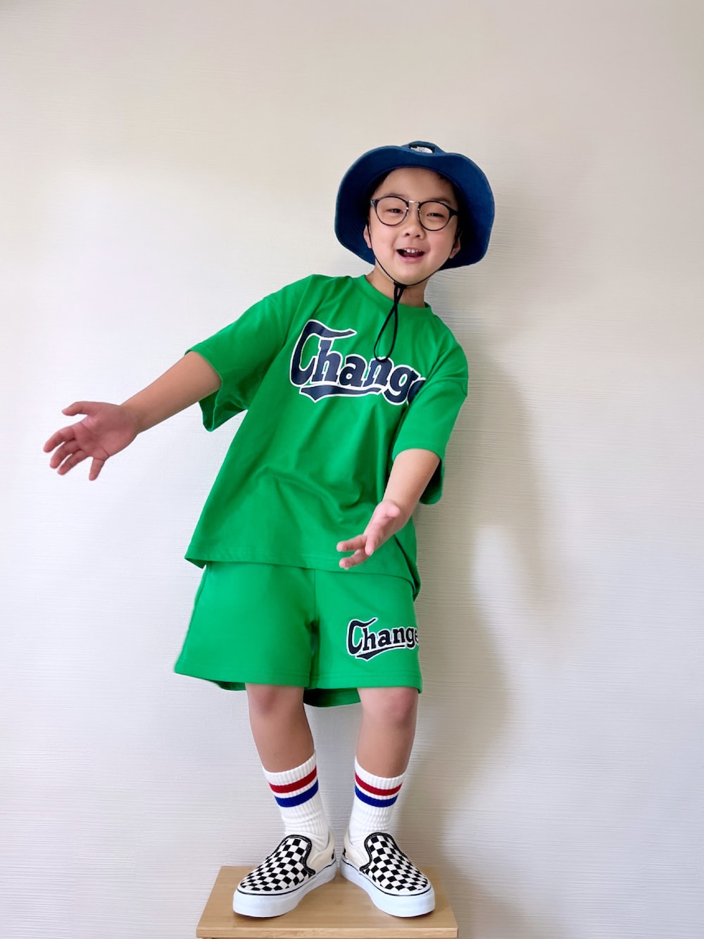 「春のNewスタイル、男の子、春カラースタイル、フォーマル、カジュアルコーデ、セットアップ、プチプラ、めがね、ストリート、ワンピース、ショートパンツ、春コーデ、男の子コーデ、グリーン、バケットハット」｜「PAIRMANON STREETの【PAIRMANON STREET】アソート ストリート プリント ビッグシルエット 半袖 Tシャツ（Tシャツ/カットソー、グリーン系）」を使った、yo_yoさん（キッズ・120cm）の春コーディネートの1枚目の写真