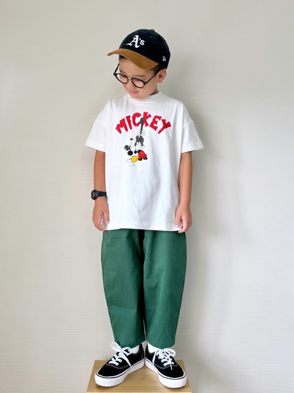 「秋服準備はじめました、カジュアル、シンプルコーデ、秋色、めがね、キッズファッション、白Tシャツ、VANS、キャツプ、男の子、ローリーズファーム(LOWRYS FARM)、ミッキー、チノパン、ワイドパンツ、グリーン」｜「LOWRYS FARMのDisney／バンドＴ　 137232（Tシャツ/カットソー、ホワイト系）」を使った、yo_yoさん（キッズ・120cm）の秋コーディネートの1枚目の写真