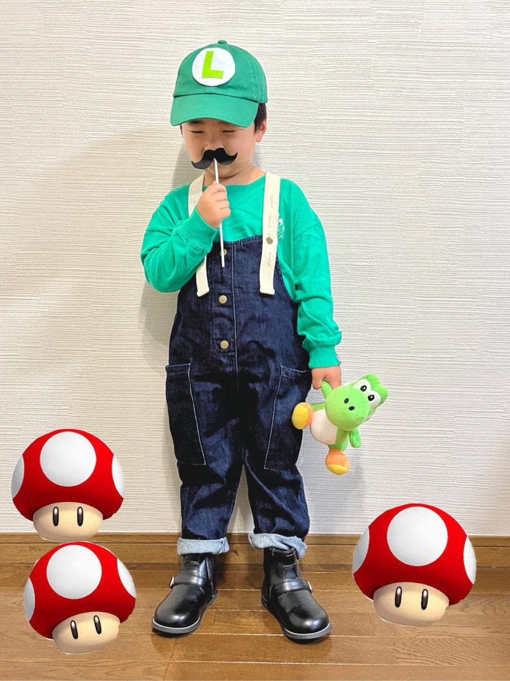 「グリーン、サロペット、オーバーオール、ハロウィン、エンジニアブーツ、休日スタイル、サイドゴアブーツ、コスプレ、ヒゲ、マリオ、リンクコーデ、ルイージ、ヨッシー、wearhalloween2021」｜「LOWRYS FARMのＮＹＣバックプリントロンＴ　936612（Tシャツ/カットソー、グリーン系）」を使った、yo_yoさん（キッズ・100cm）の秋コーディネートの1枚目の写真