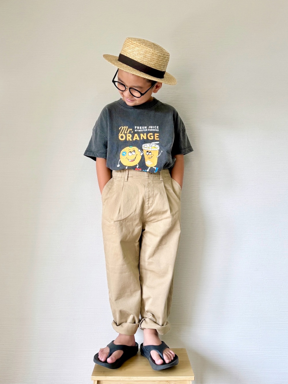 「休日スタイル、きれいめカジュアル、夏コーデ、男の子コーデ、ユニクロ、UNIQLO、タックイン、プチプラ、チノパン、ビーチサンダル、むぎわら帽子、カンカン帽、FUDGE、FUDGEBOYのトラッドスタイル、めがね」｜「LOWRYS FARMのハンバーガープリントＴシャツ　115576（Tシャツ/カットソー、グレー系）」を使った、yo_yoさん（キッズ・120cm）の夏コーディネートの1枚目の写真