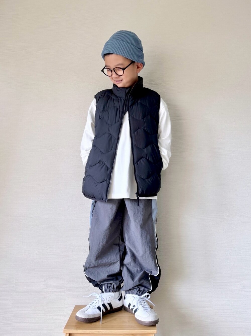 「モノトーン、UNIQLO、ユニクロ、ベスト、ダウンベスト、ナイロンパンツ、シンプルコーデ、カジュアル、ストリート、男の子、小学生、キッズファッション、プチプラ、スポーツミックス、めがね」｜「PAIRMANON STREETの【PAIRMANON STREET】ナイロン サイド ライン パイピング ワイド パンツ（その他パンツ、グレー系）」を使った、yo_yoさん（キッズ・120cm）の秋コーディネートの1枚目の写真