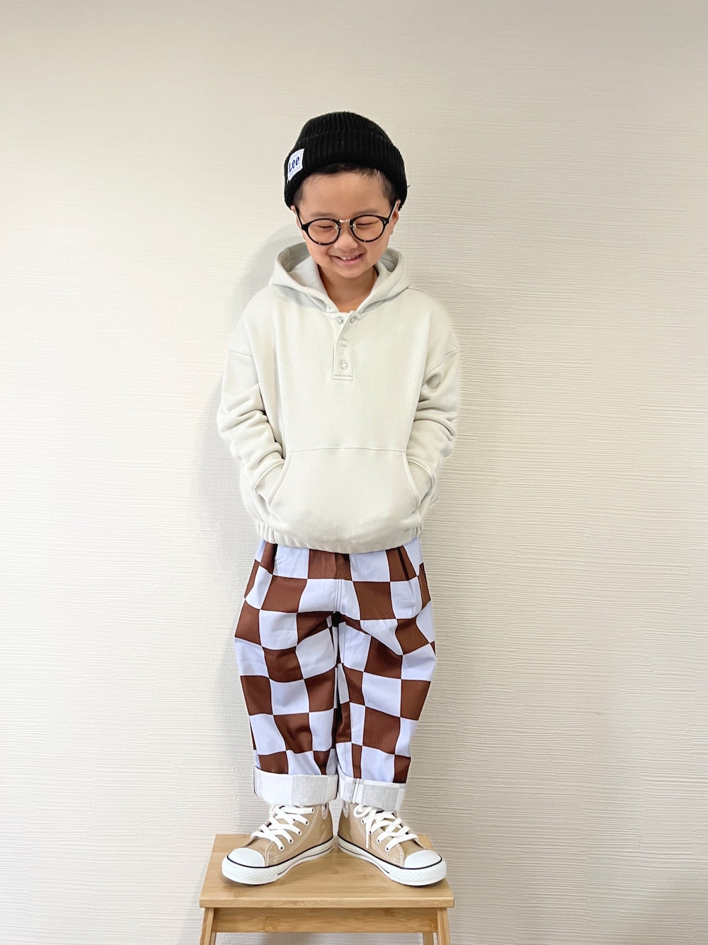 「秋ルック紹介するよ、ストリート、シンプルスタイル、男の子、シェフパンツ、lowrysfarmkids、PR、チェックパンツ、チェッカーず2022、ハイカットスニーカー、パーカー、ニット帽、ブロックチェック、ローリーズファーム(LOWRYS FARM)、ワイドパンツ」｜「LOWRYS FARMのウラケギャザーフーディ　296432（パーカー、ホワイト系）」を使った、yo_yoさん（キッズ・110cm）の秋コーディネートの1枚目の写真