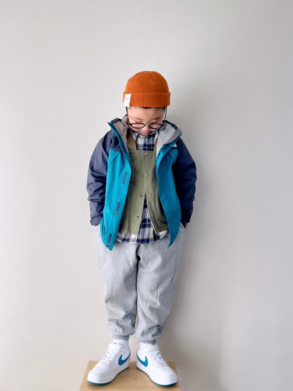 「スウェットパンツ、キッズコーデ、スニーカーコーデ、めがね、NIKE、ベスト、チェック、シャツスタイル、レイヤードスタイル、THE NORTH FACE、カジュアルコーデ、マウンテンパーカー、春コーデ、キッズファッション、きれいめカジュアル」｜「BAYFLOWのソフトネルチェックシャツ(KIDS)（シャツ/ブラウス、ホワイト系）」を使った、yo_yoさん（キッズ・110cm）の冬コーディネートの1枚目の写真