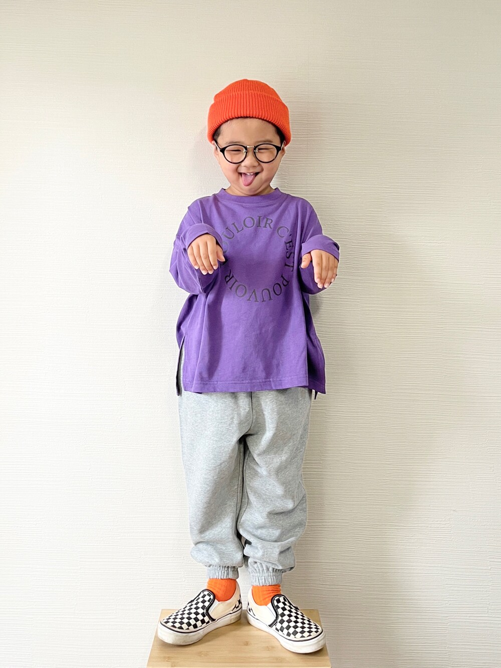 「秋ルック紹介するよ、WEARハロウィン2022、スウェットパンツ、ハロウィン、ハロウィンコーデ、パープル、スリッポン、VANS、ニット帽、ロンT、ローリーズファーム(LOWRYS FARM)、ラクチンコーデ、チェッカーず2022、休日スタイル、ゆるコーデ」｜「LOWRYS FARMのプリントＴシャツ　295997（Tシャツ/カットソー、パープル系）」を使った、yo_yoさん（キッズ・110cm）の秋コーディネートの1枚目の写真